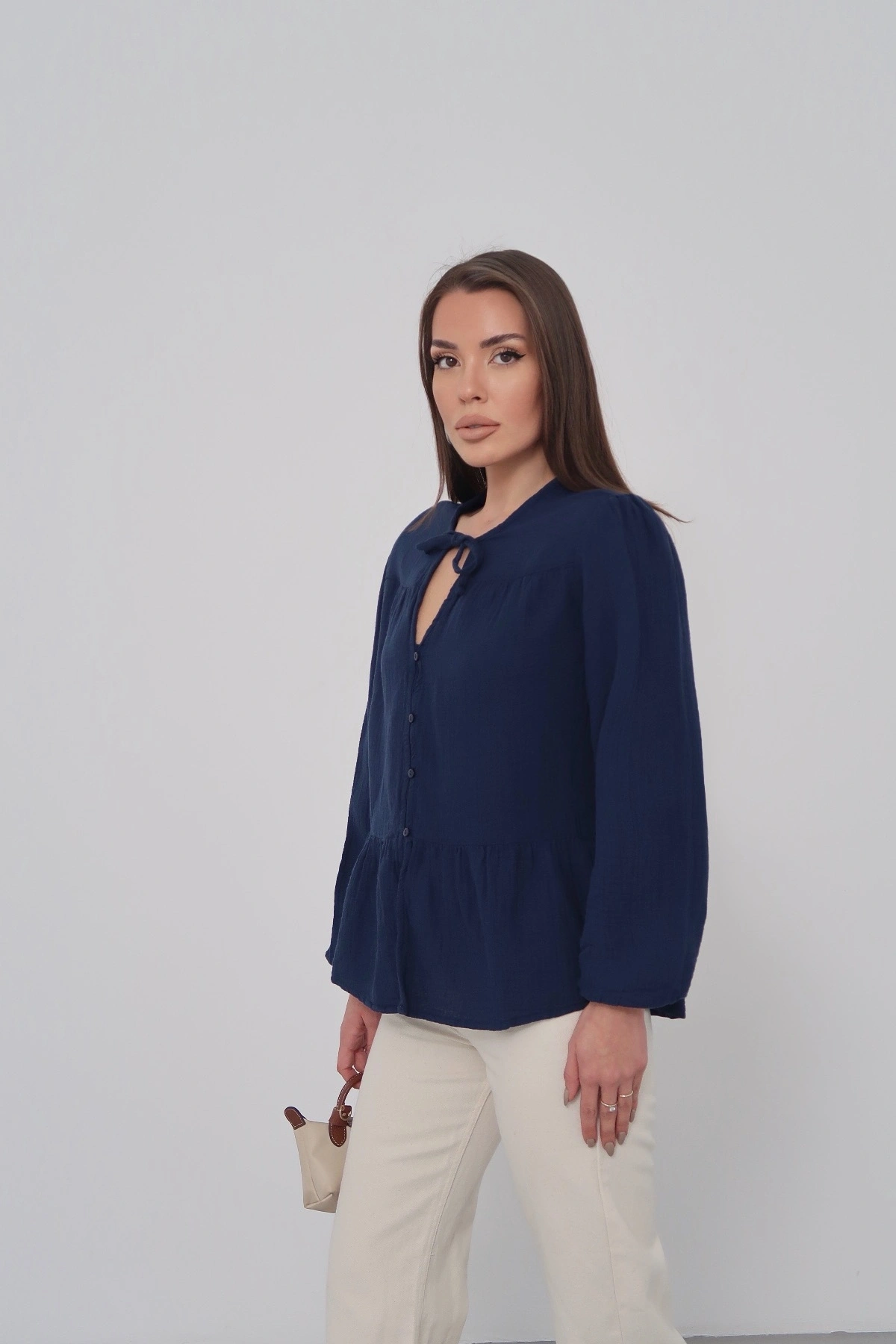 Kadın Lacivert Müslin Kumaş Yakası Bağcıklı Önü Düğmeli Volanlı Gömlek Bluz