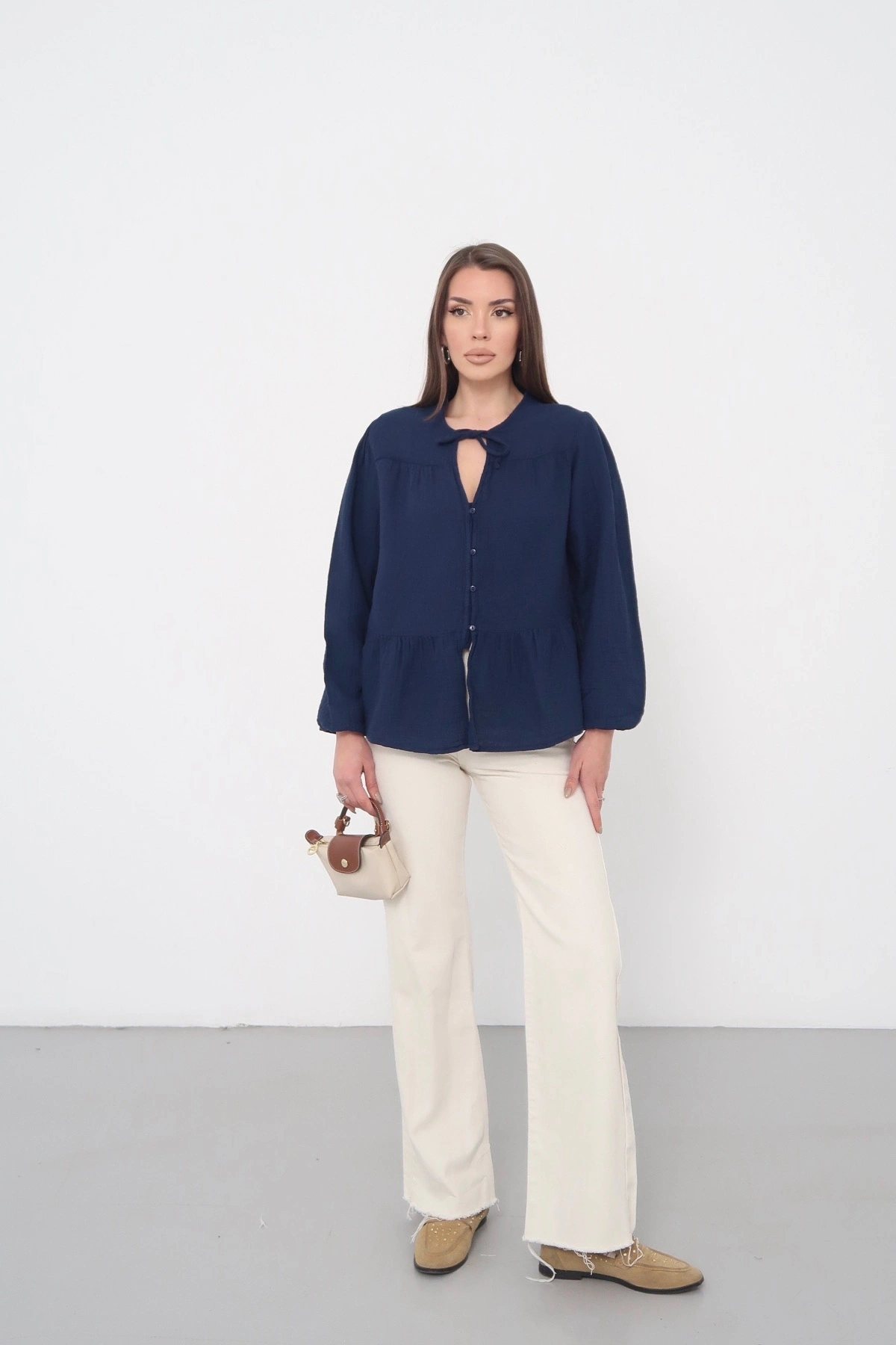 Kadın Lacivert Müslin Kumaş Yakası Bağcıklı Önü Düğmeli Volanlı Gömlek Bluz