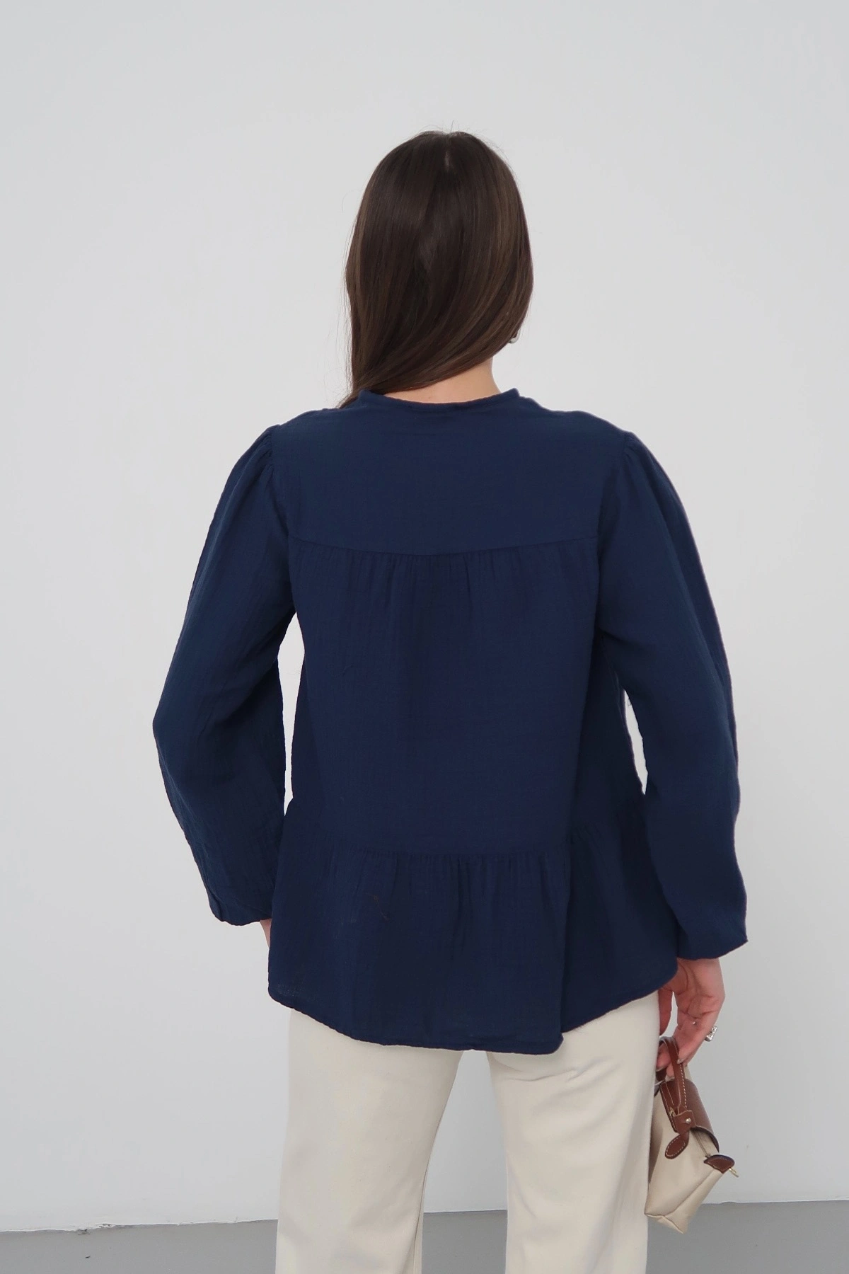Kadın Lacivert Müslin Kumaş Yakası Bağcıklı Önü Düğmeli Volanlı Gömlek Bluz