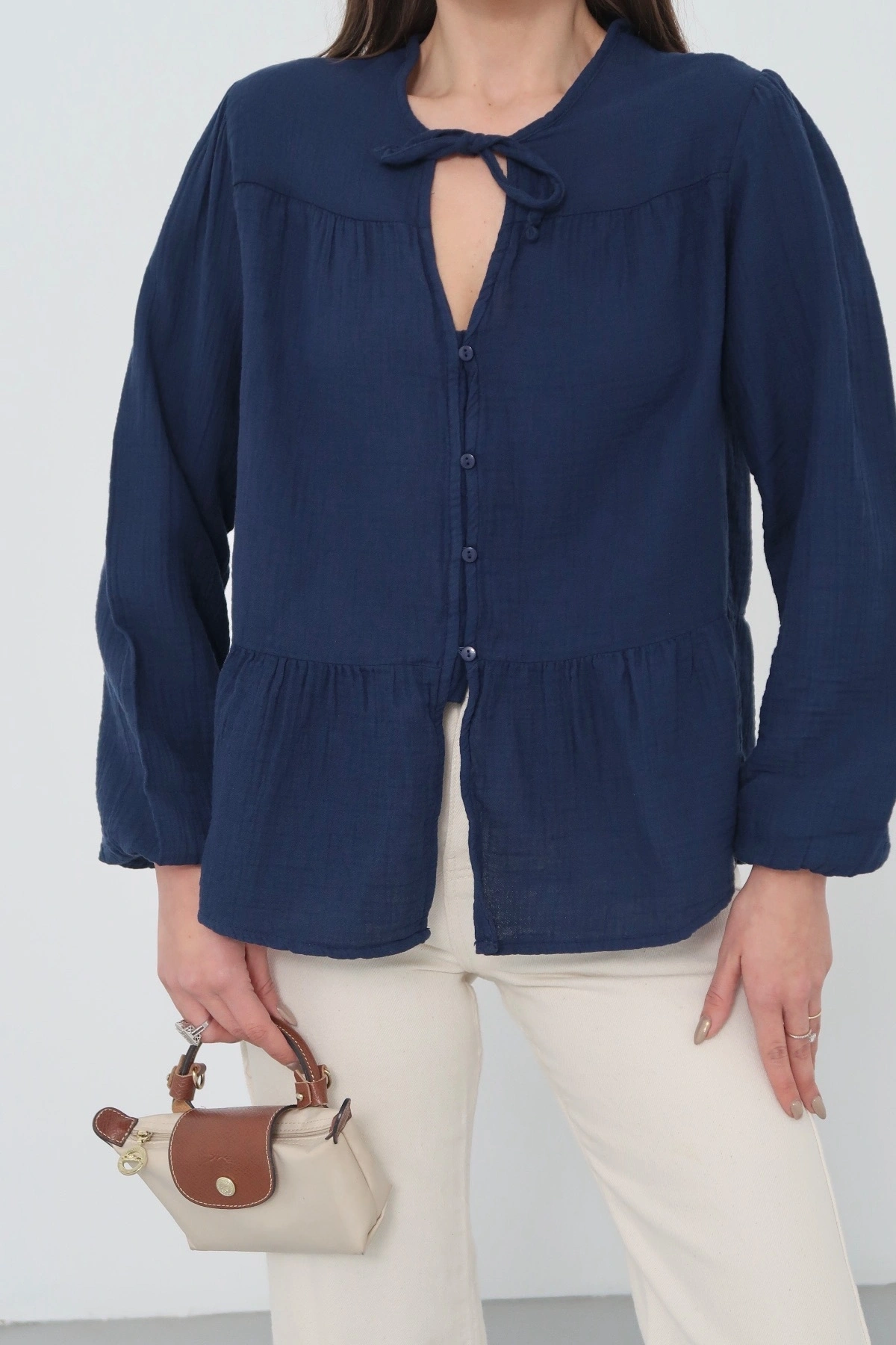 Kadın Lacivert Müslin Kumaş Yakası Bağcıklı Önü Düğmeli Volanlı Gömlek Bluz
