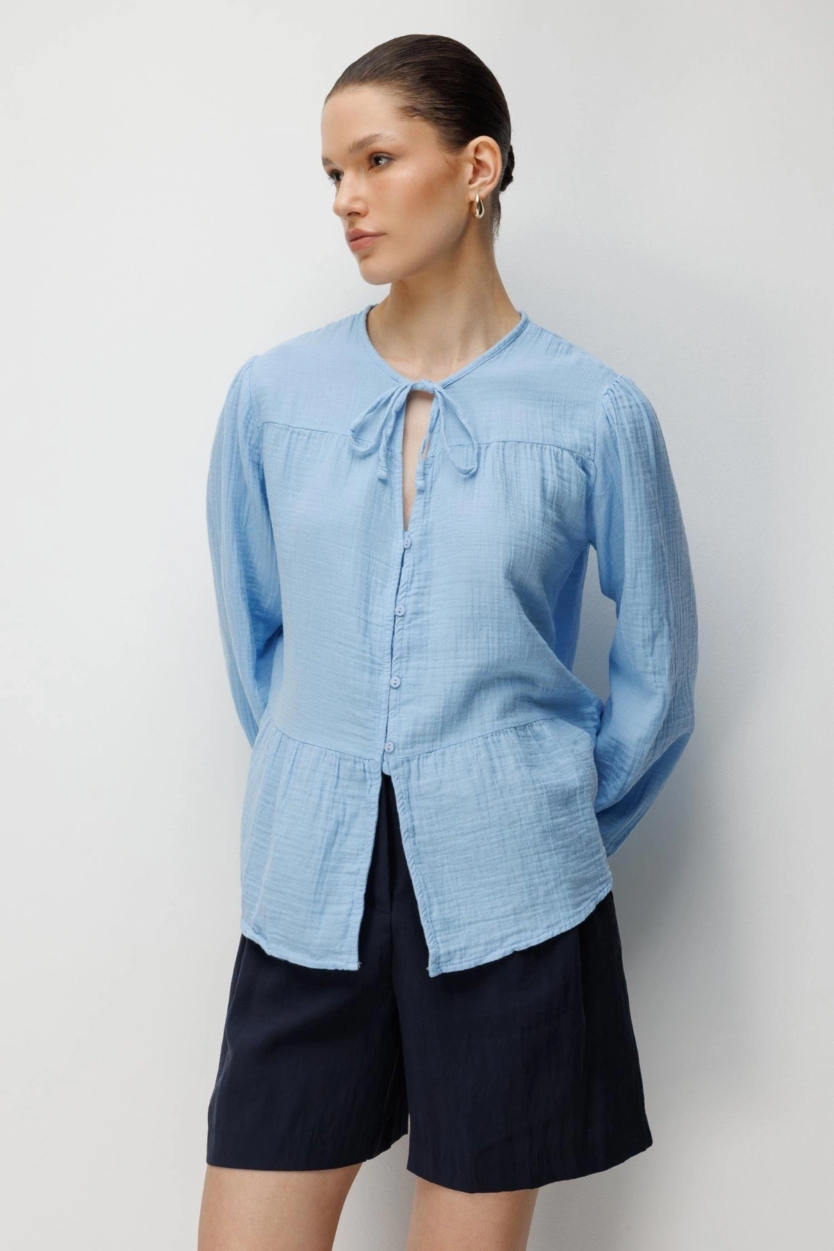Kadın Bebe Mavisi Müslin Kumaş Yakası Bağcıklı Önü Düğmeli Volanlı Gömlek Bluz