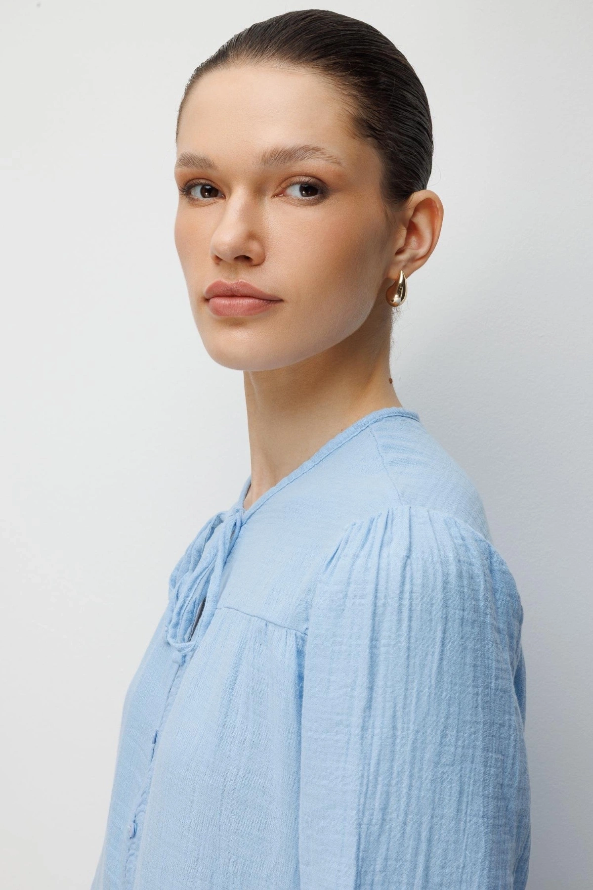 Kadın Bebe Mavisi Müslin Kumaş Yakası Bağcıklı Önü Düğmeli Volanlı Gömlek Bluz
