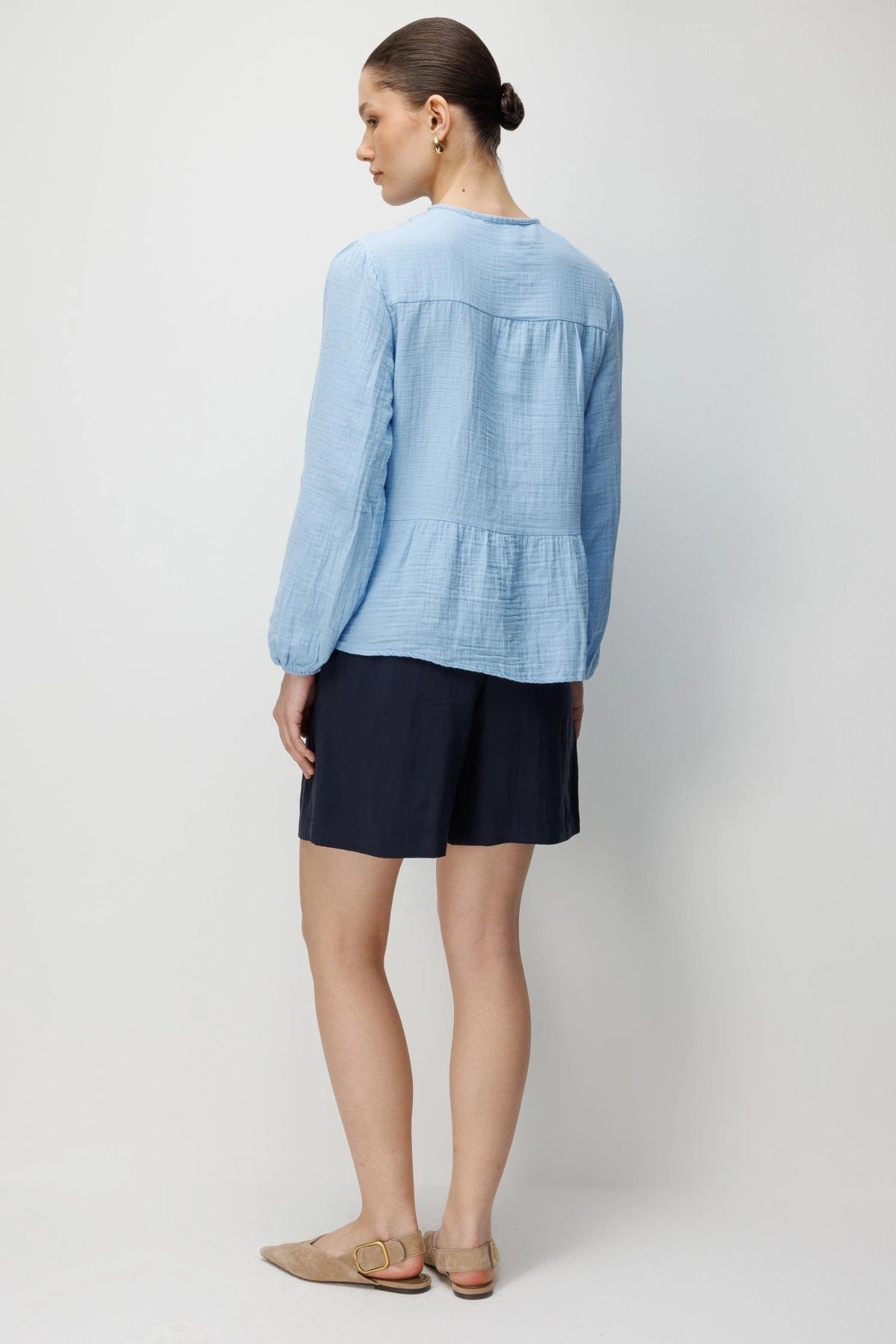 Kadın Bebe Mavisi Müslin Kumaş Yakası Bağcıklı Önü Düğmeli Volanlı Gömlek Bluz