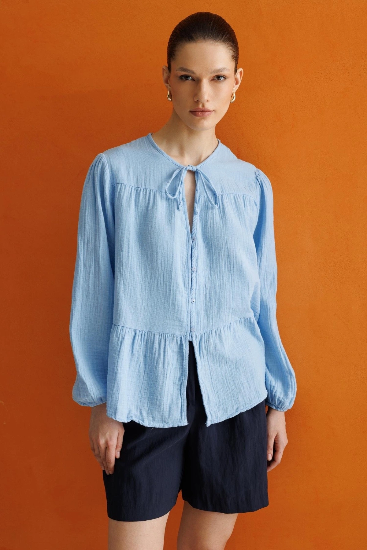 Kadın Bebe Mavisi Müslin Kumaş Yakası Bağcıklı Önü Düğmeli Volanlı Gömlek Bluz