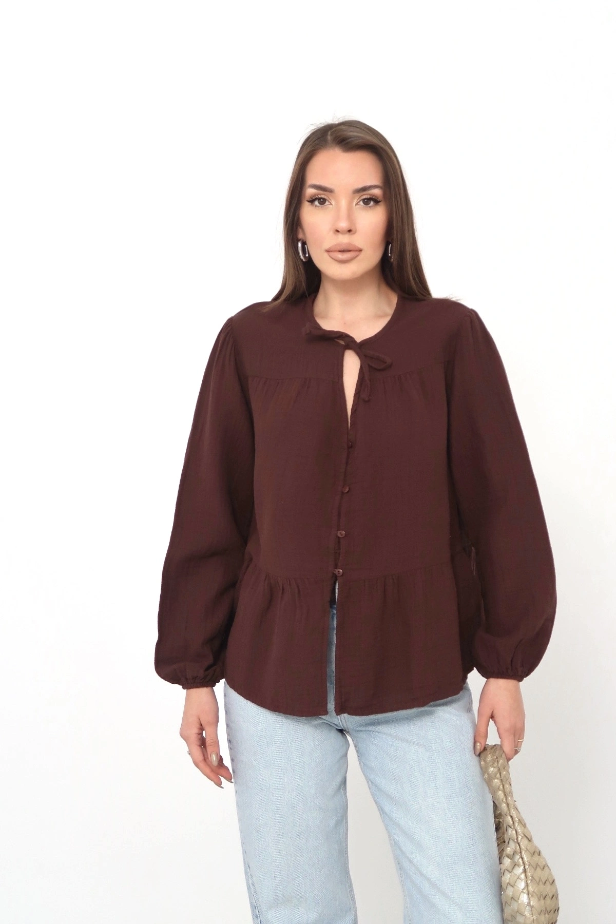 Kadın Kahverengi Müslin Kumaş Yakası Bağcıklı Önü Düğmeli Volanlı Gömlek Bluz