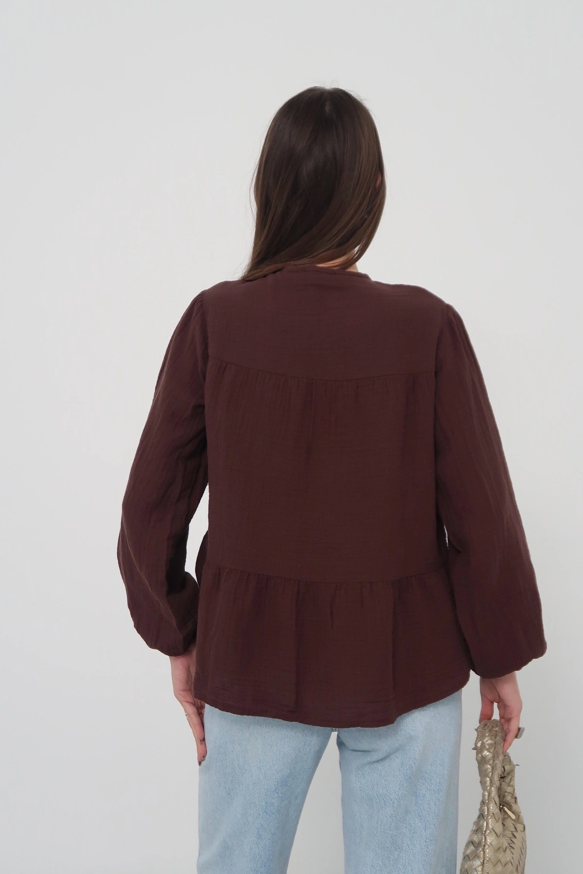 Kadın Kahverengi Müslin Kumaş Yakası Bağcıklı Önü Düğmeli Volanlı Gömlek Bluz