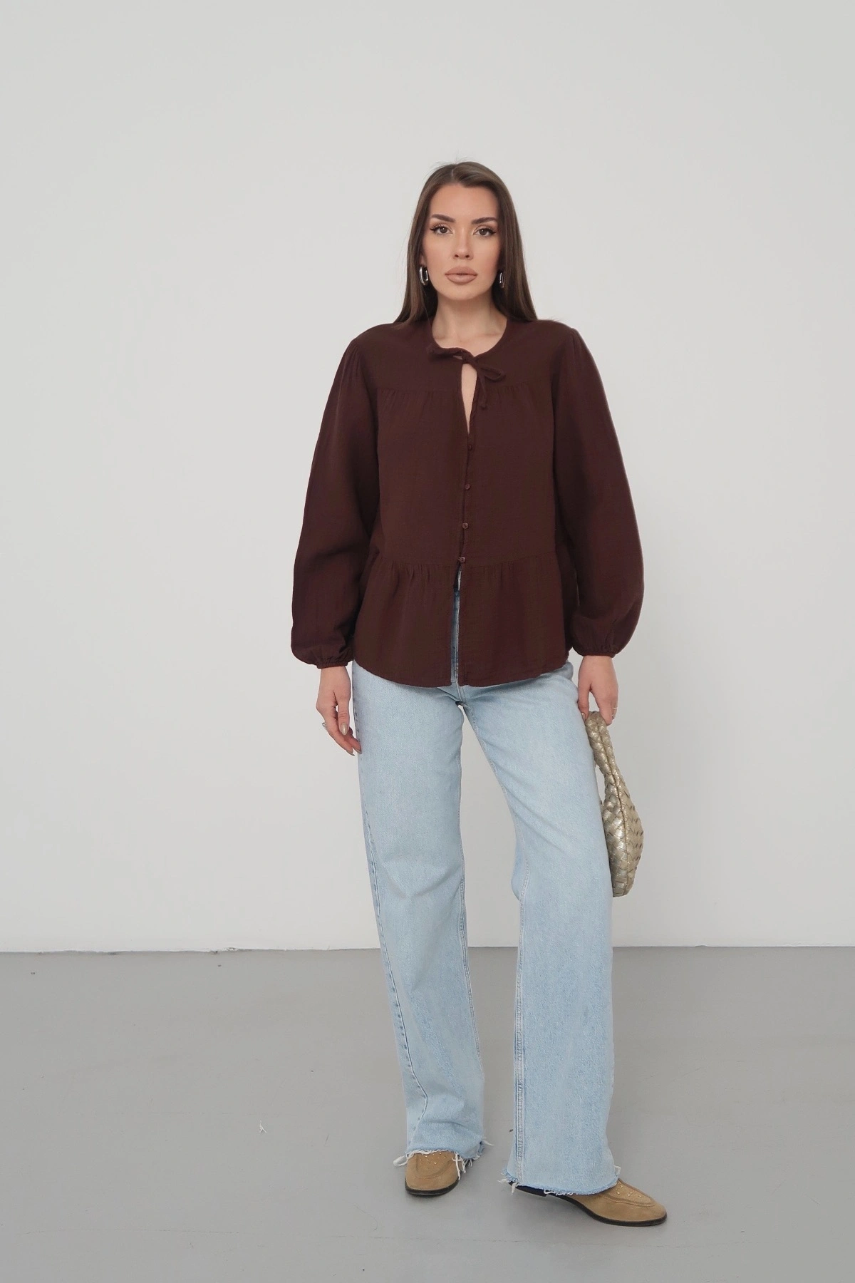 Kadın Kahverengi Müslin Kumaş Yakası Bağcıklı Önü Düğmeli Volanlı Gömlek Bluz