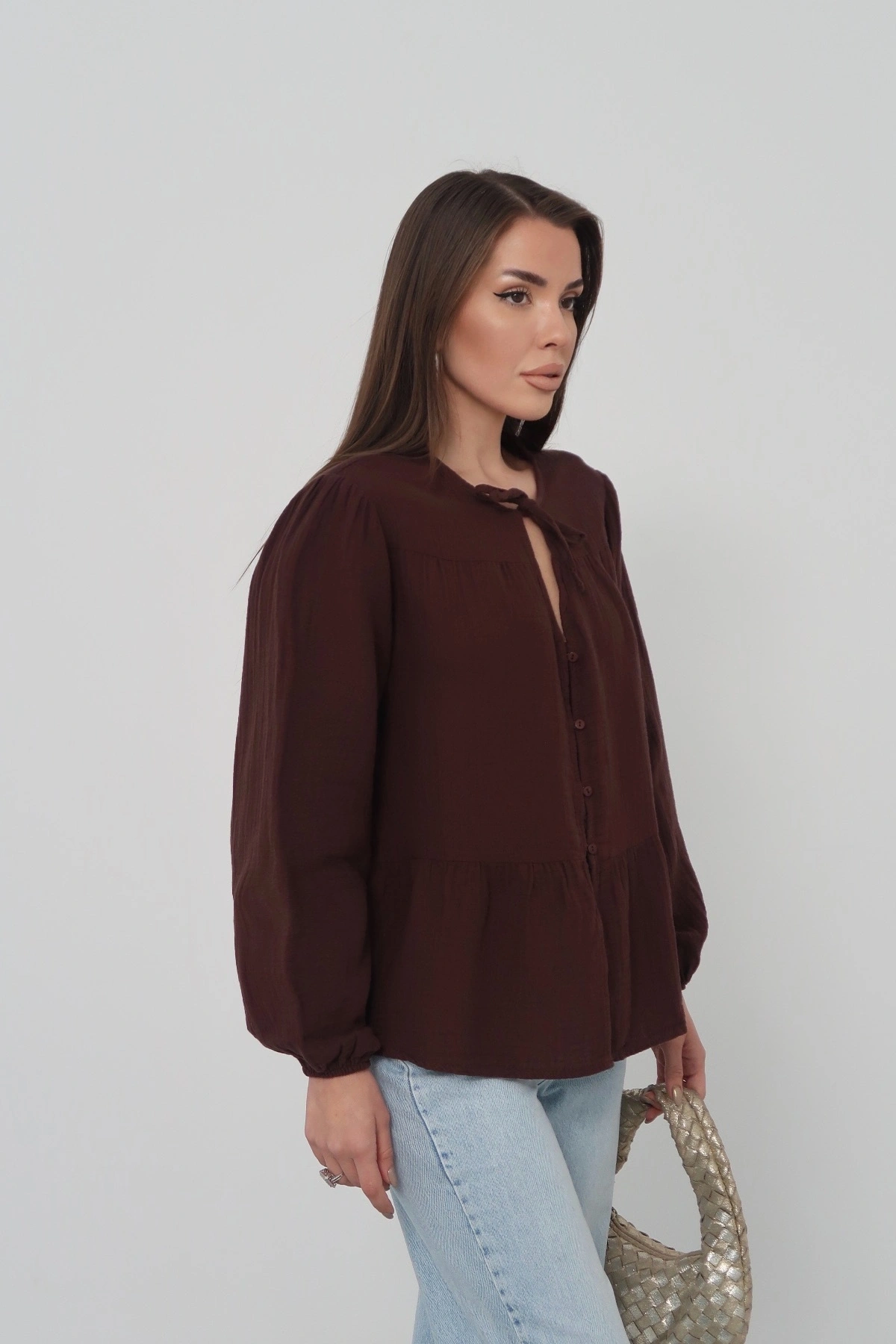Kadın Kahverengi Müslin Kumaş Yakası Bağcıklı Önü Düğmeli Volanlı Gömlek Bluz