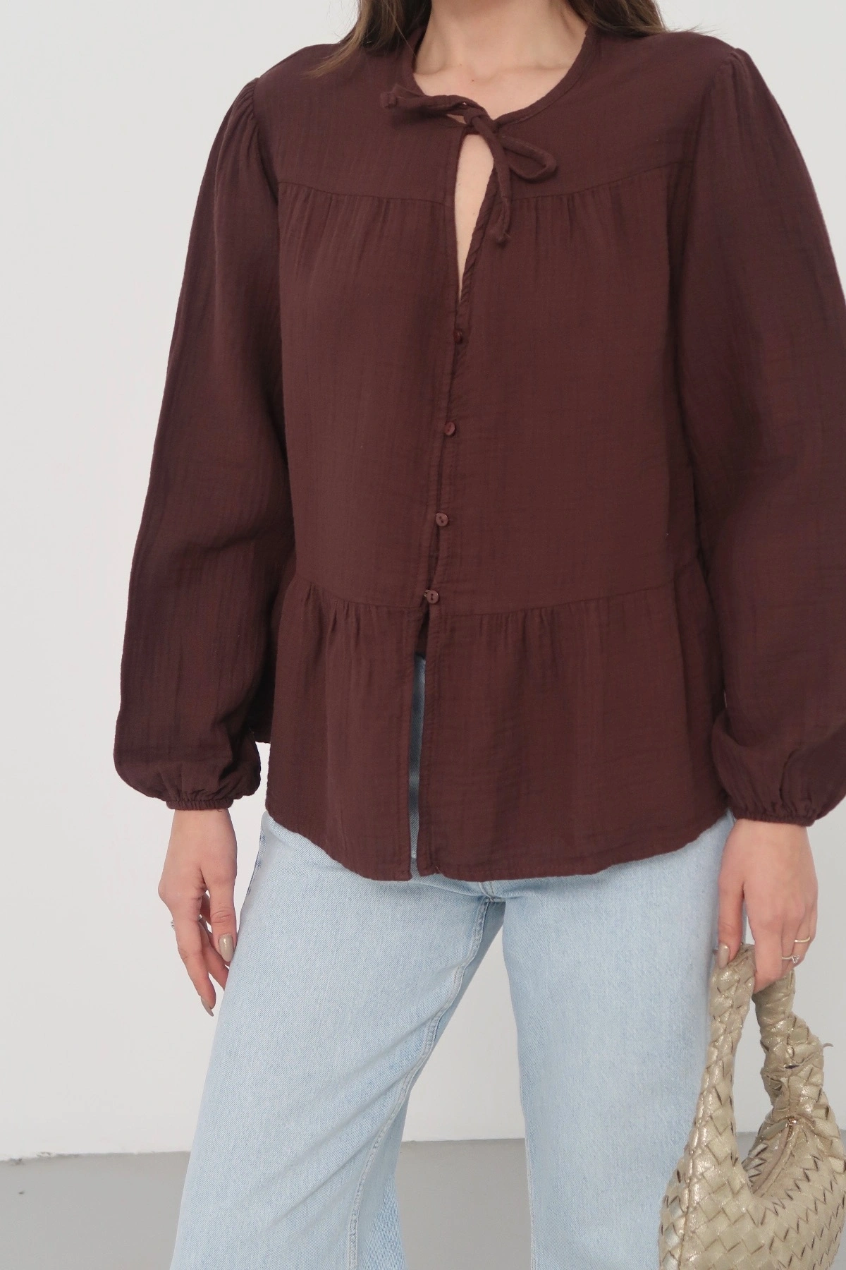Kadın Kahverengi Müslin Kumaş Yakası Bağcıklı Önü Düğmeli Volanlı Gömlek Bluz