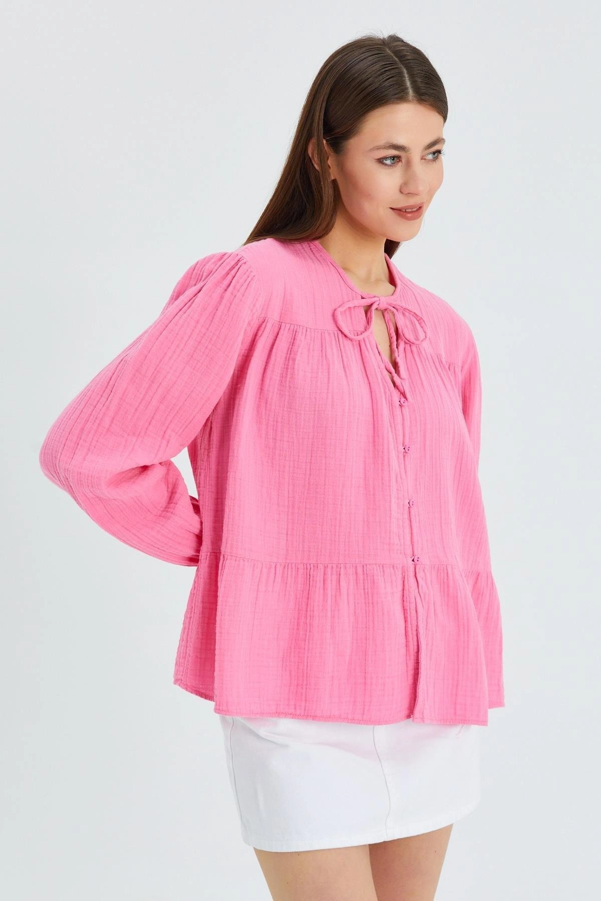 Kadın Pembe Müslin Kumaş Yakası Bağcıklı Önü Düğmeli Volanlı Gömlek Bluz
