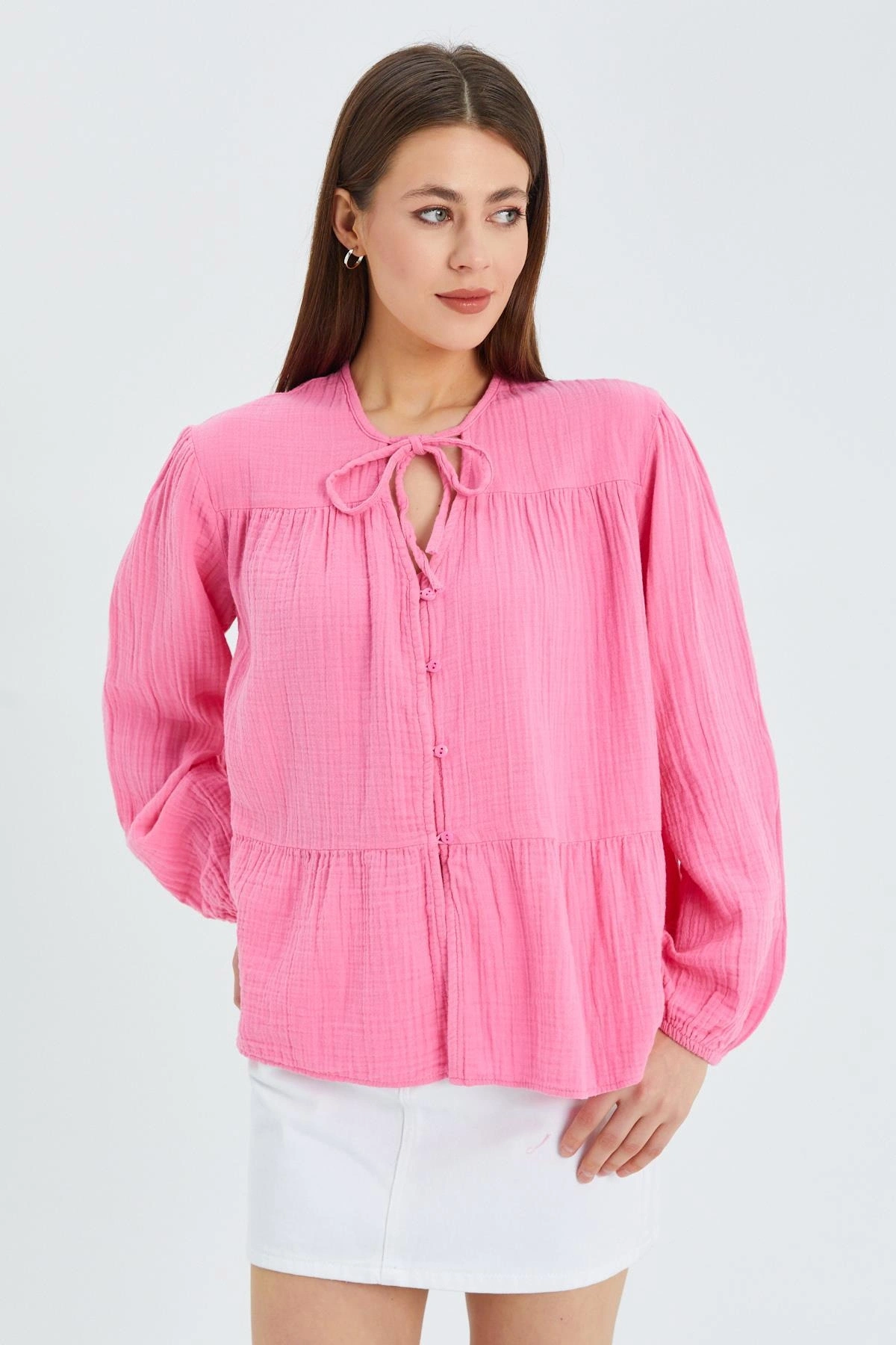 Kadın Pembe Müslin Kumaş Yakası Bağcıklı Önü Düğmeli Volanlı Gömlek Bluz
