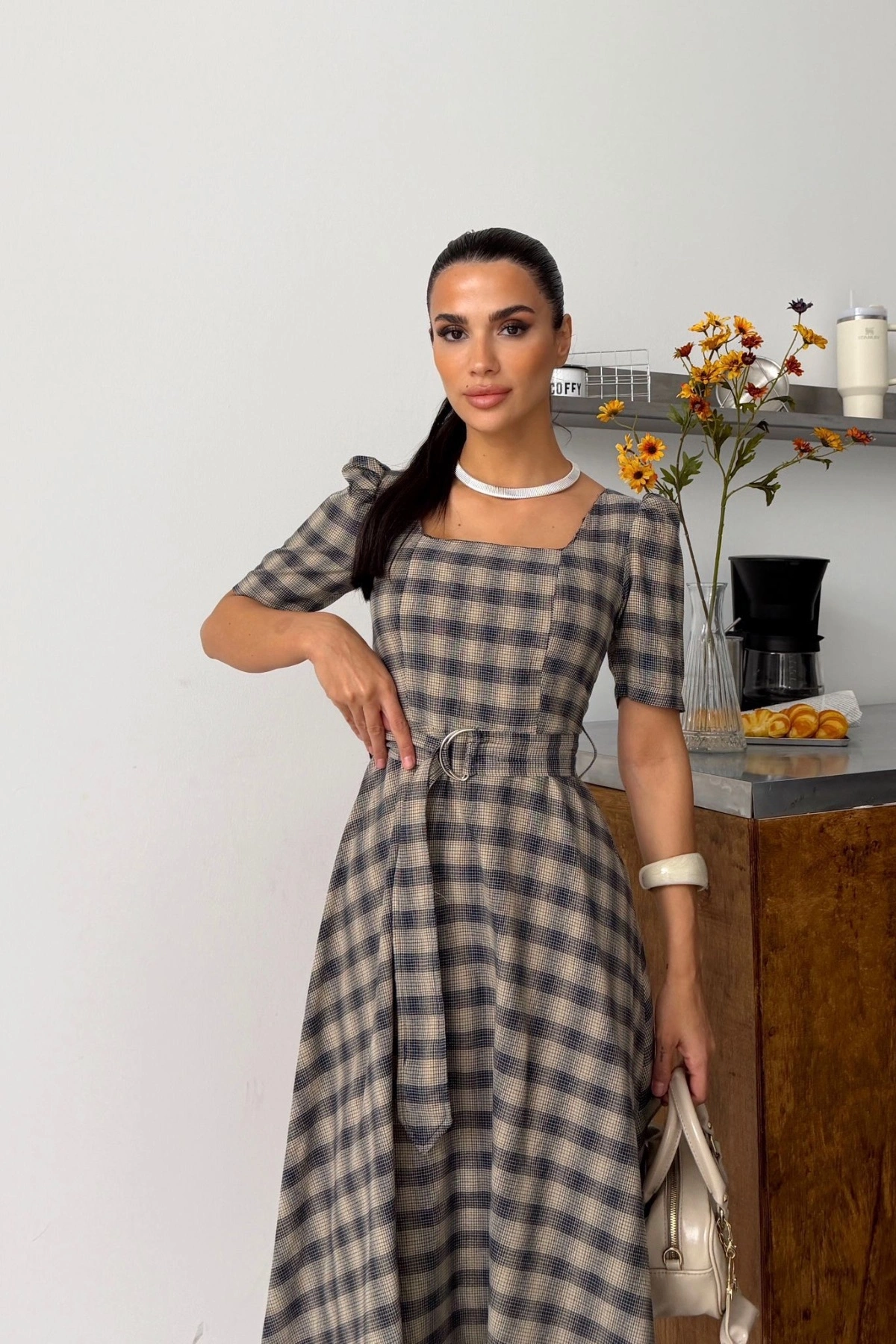Kadın Gri Kare Yaka Ekose Desenli Kemerli Kısa Kol Midi Boy Kloş Elbise