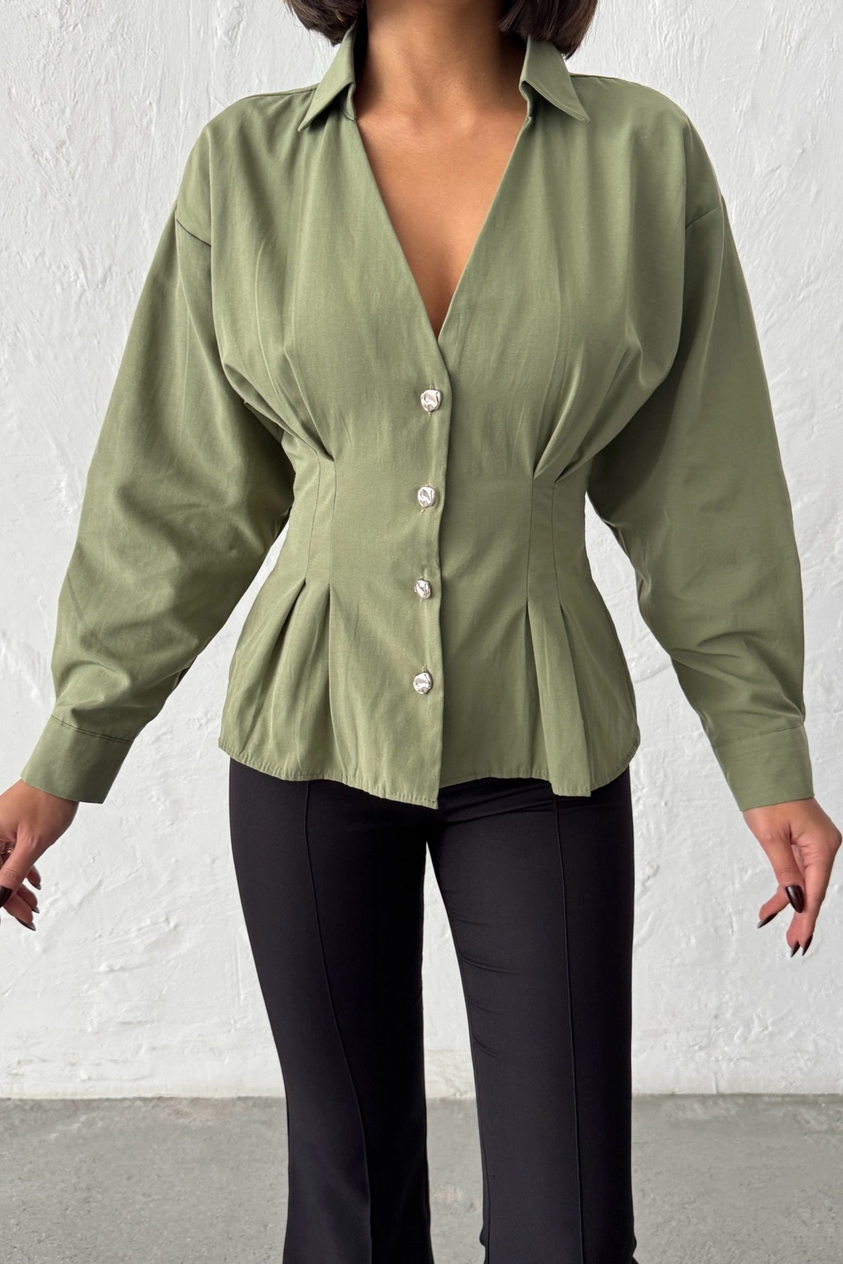 Kadın Haki Belden Oturtmalı Pens Detaylı Beli Pileli Şık Düğmeli V Yaka Gömlek