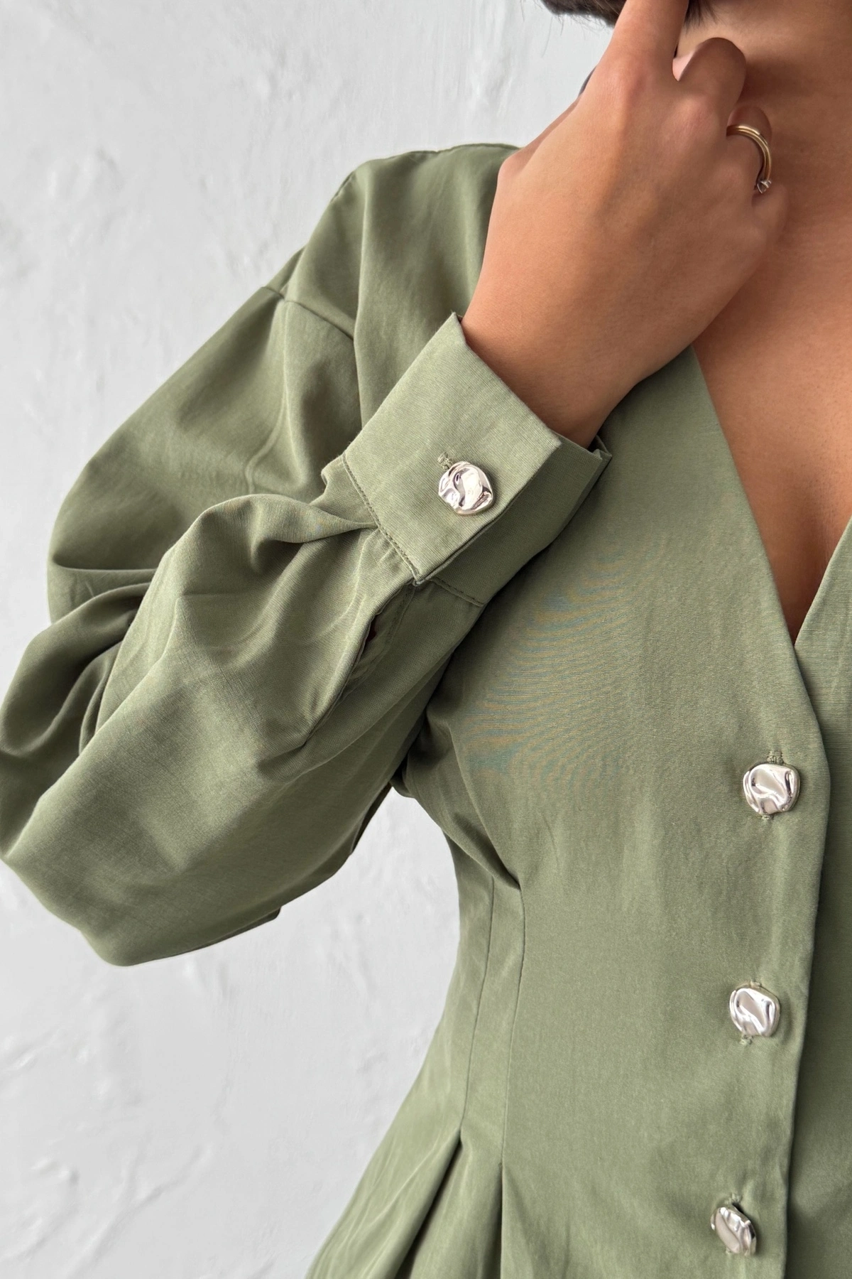 Kadın Haki Belden Oturtmalı Pens Detaylı Beli Pileli Şık Düğmeli V Yaka Gömlek