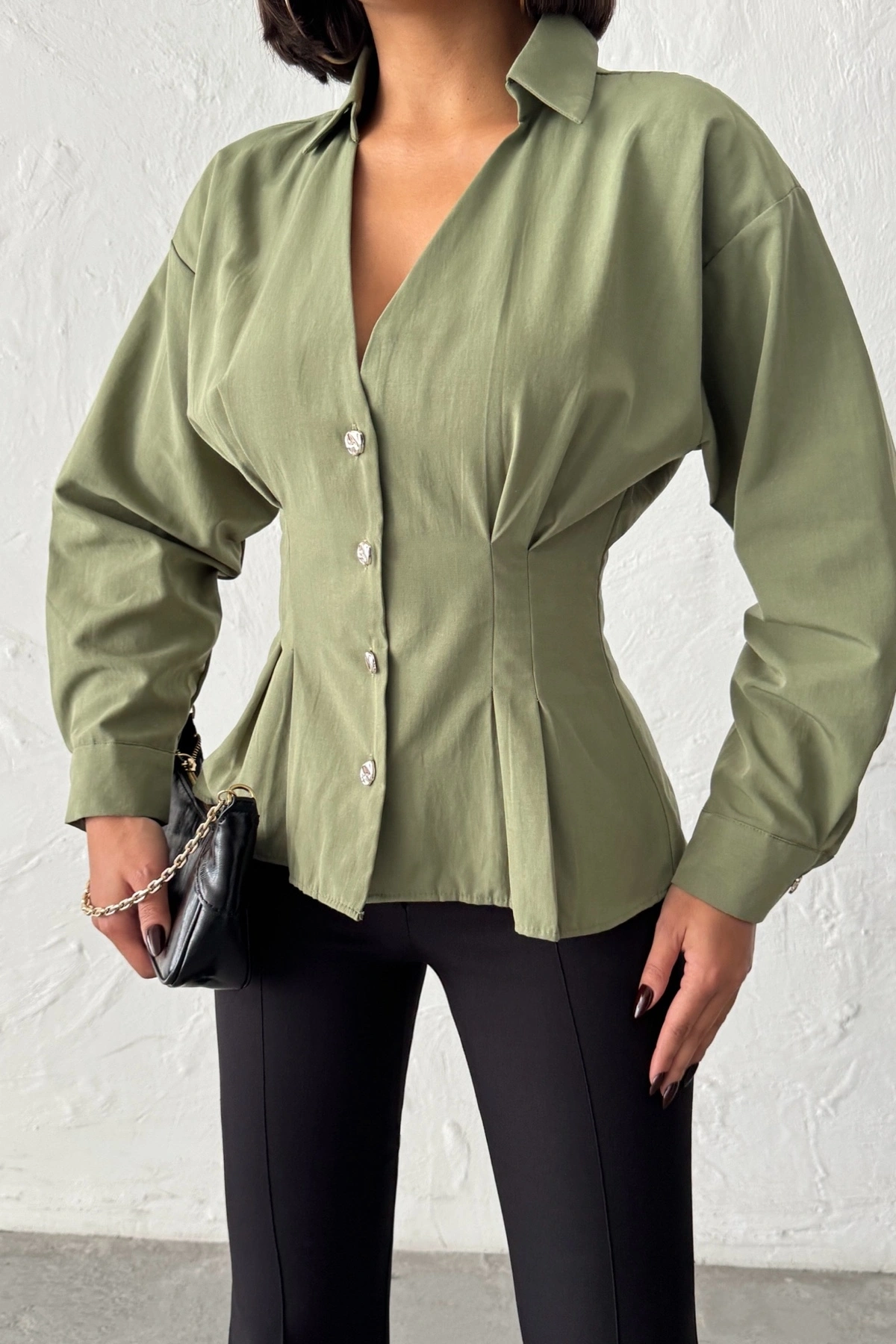 Kadın Haki Belden Oturtmalı Pens Detaylı Beli Pileli Şık Düğmeli V Yaka Gömlek
