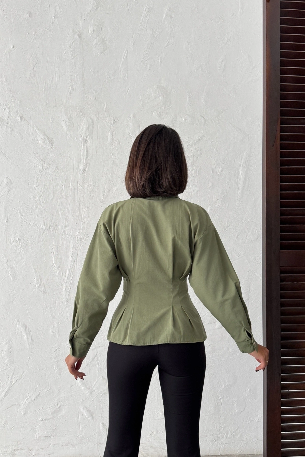 Kadın Haki Belden Oturtmalı Pens Detaylı Beli Pileli Şık Düğmeli V Yaka Gömlek