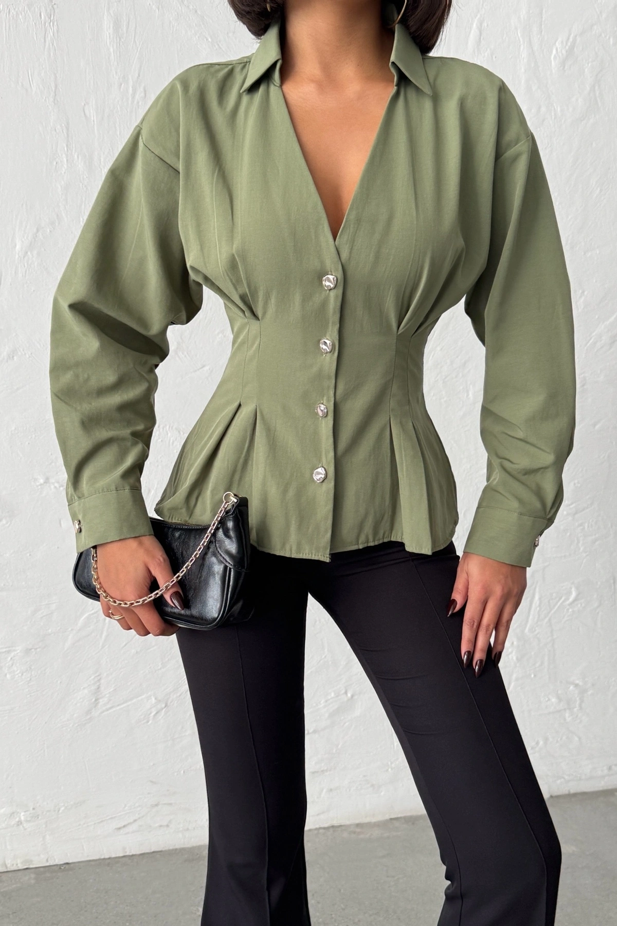 Kadın Haki Belden Oturtmalı Pens Detaylı Beli Pileli Şık Düğmeli V Yaka Gömlek