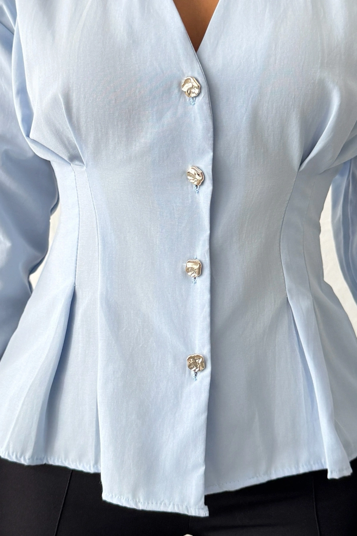 Kadın Mavi Belden Oturtmalı Pens Detaylı Beli Pileli Şık Düğmeli V Yaka Gömlek