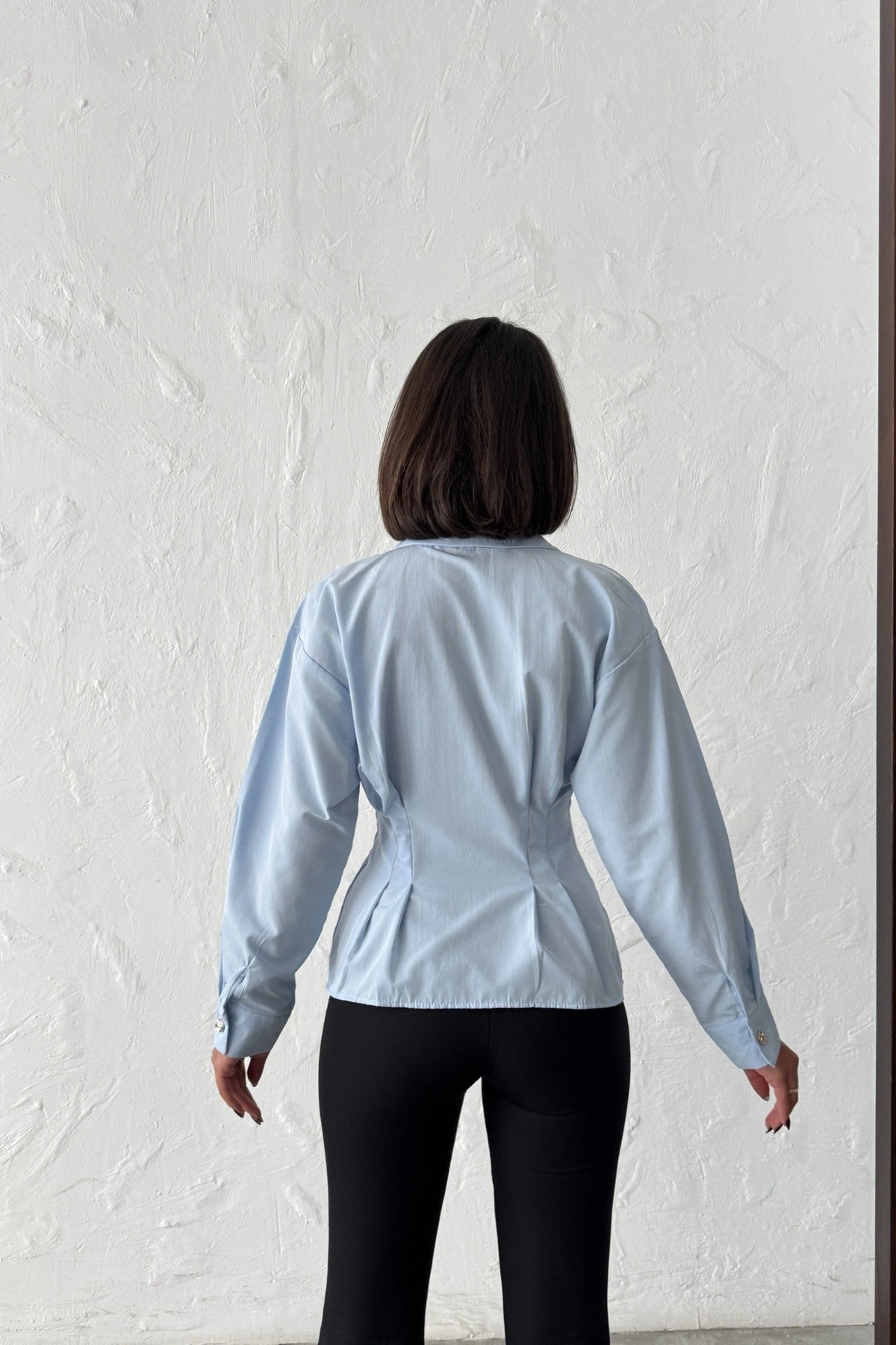 Kadın Mavi Belden Oturtmalı Pens Detaylı Beli Pileli Şık Düğmeli V Yaka Gömlek