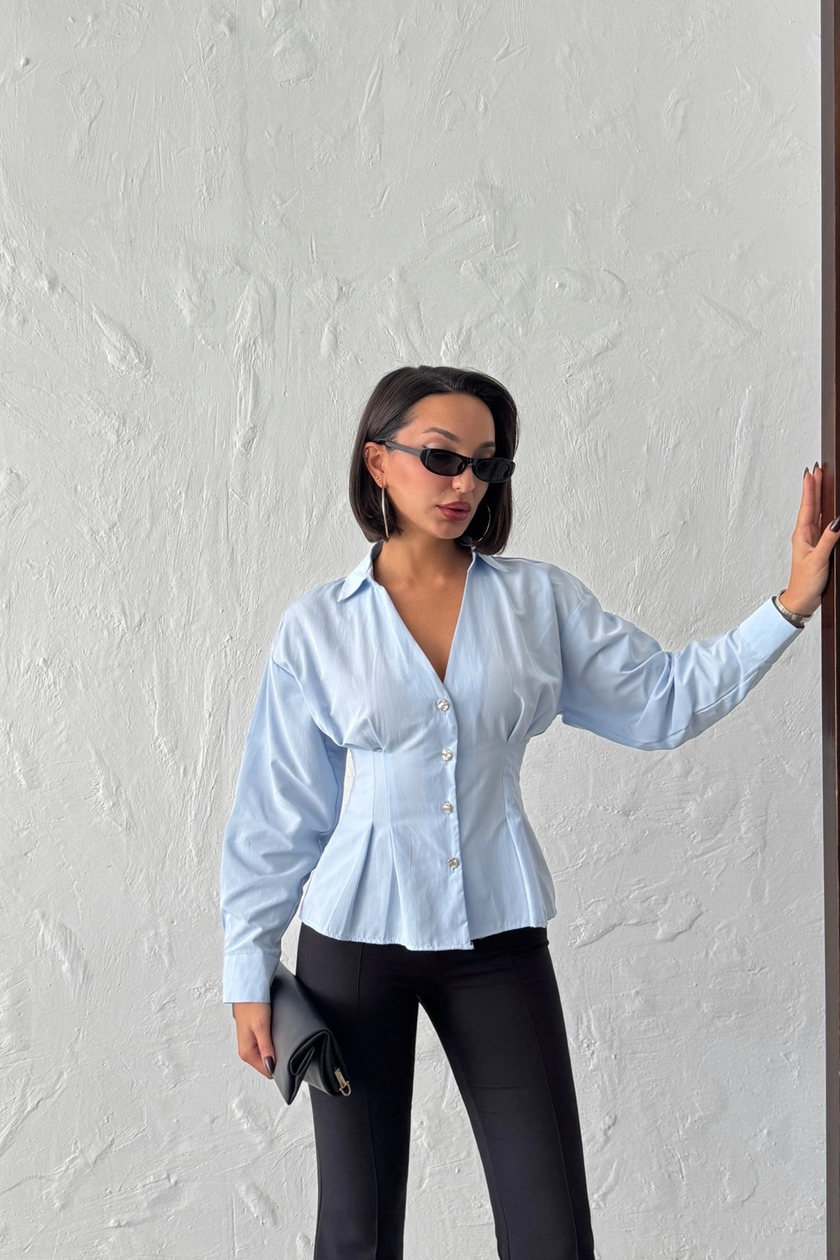 Kadın Mavi Belden Oturtmalı Pens Detaylı Beli Pileli Şık Düğmeli V Yaka Gömlek