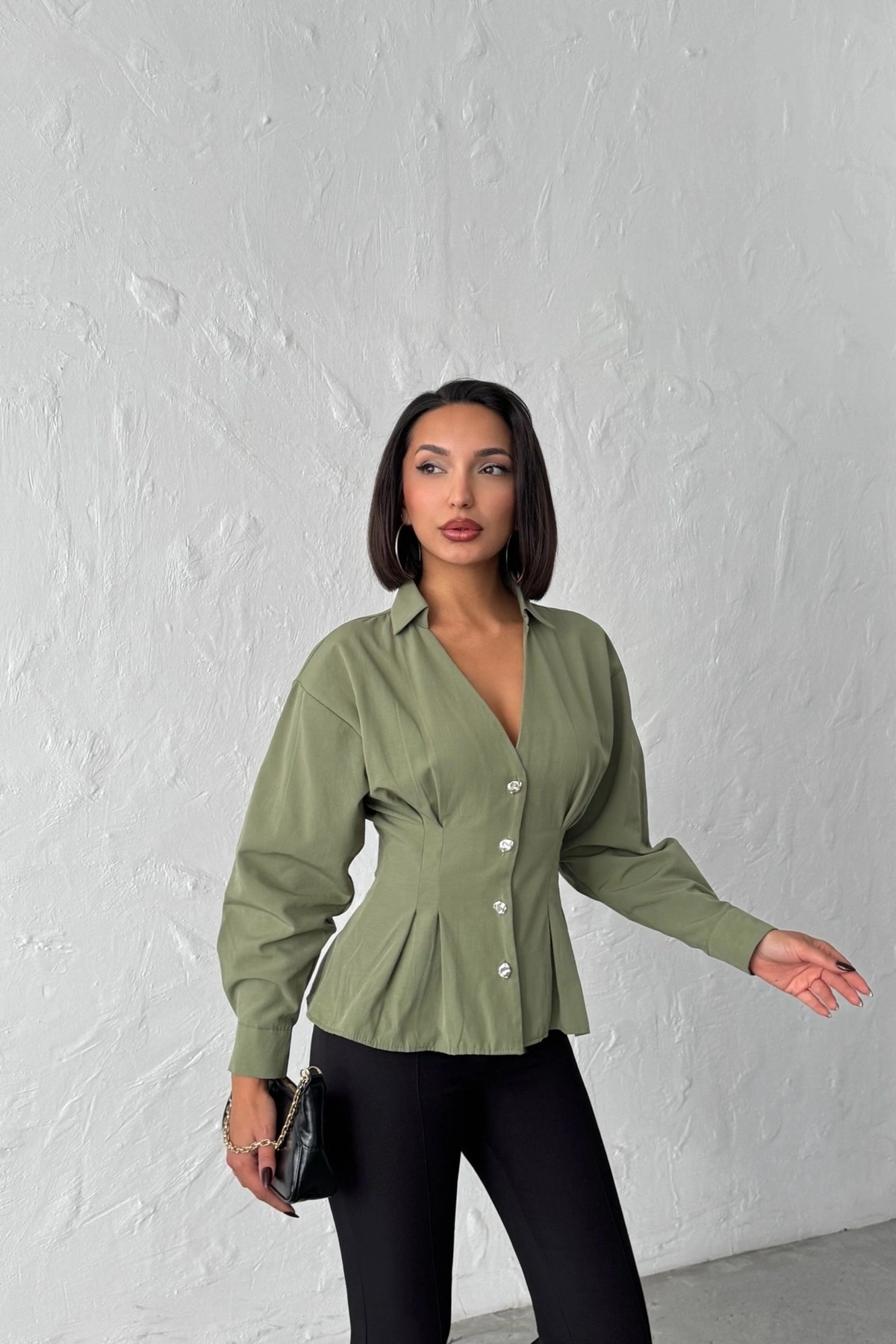 Kadın Haki Belden Oturtmalı Pens Detaylı Beli Pileli Şık Düğmeli V Yaka Gömlek