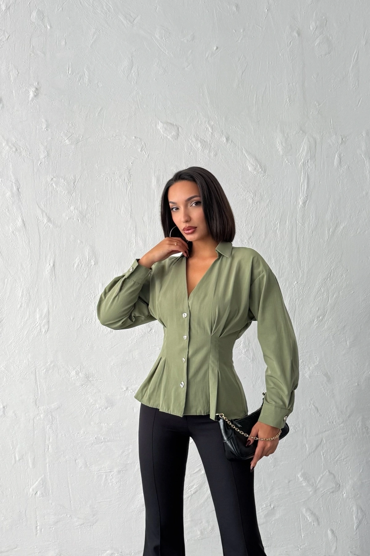 Kadın Haki Belden Oturtmalı Pens Detaylı Beli Pileli Şık Düğmeli V Yaka Gömlek