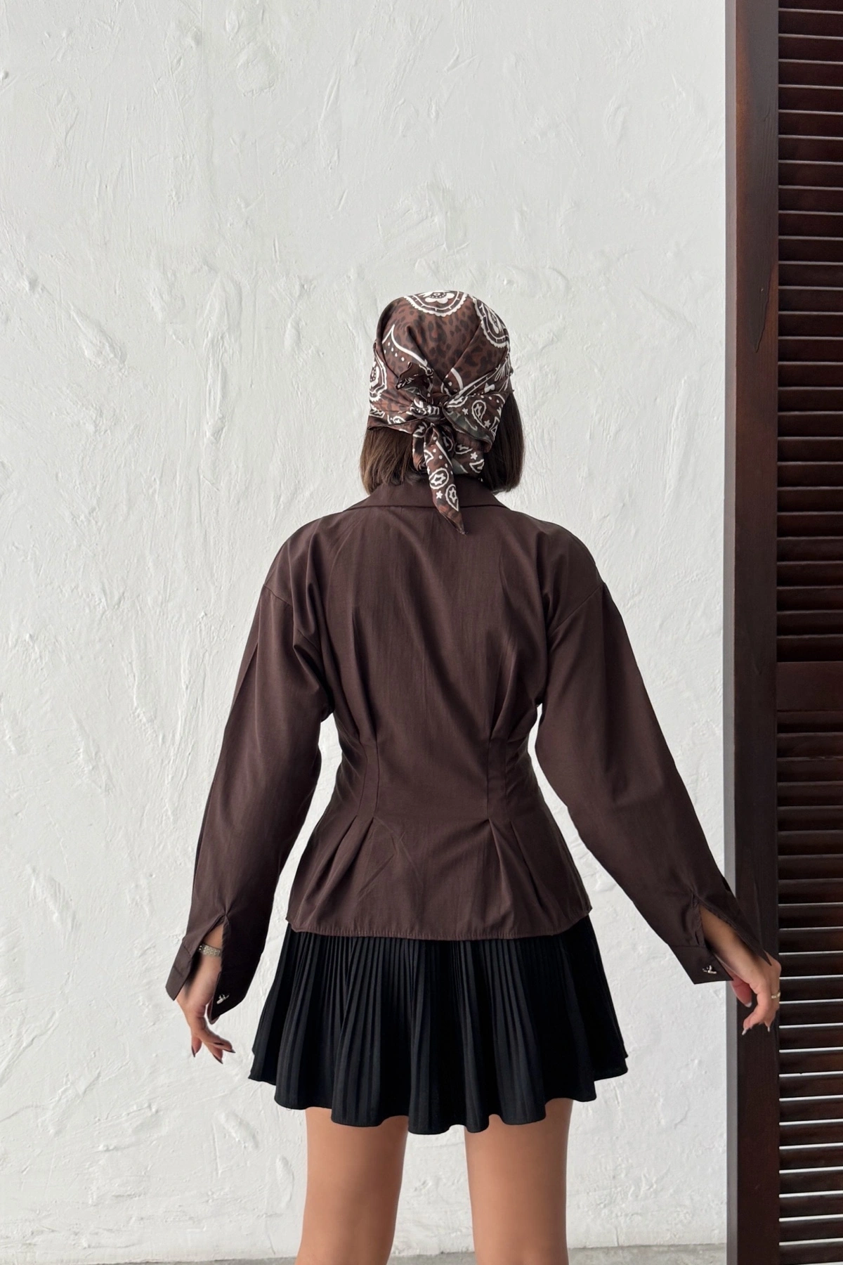 Kadın Acı Kahverengi Belden Oturtmalı Pens Detaylı Beli Pileli Şık Düğmeli V Yaka Gömlek