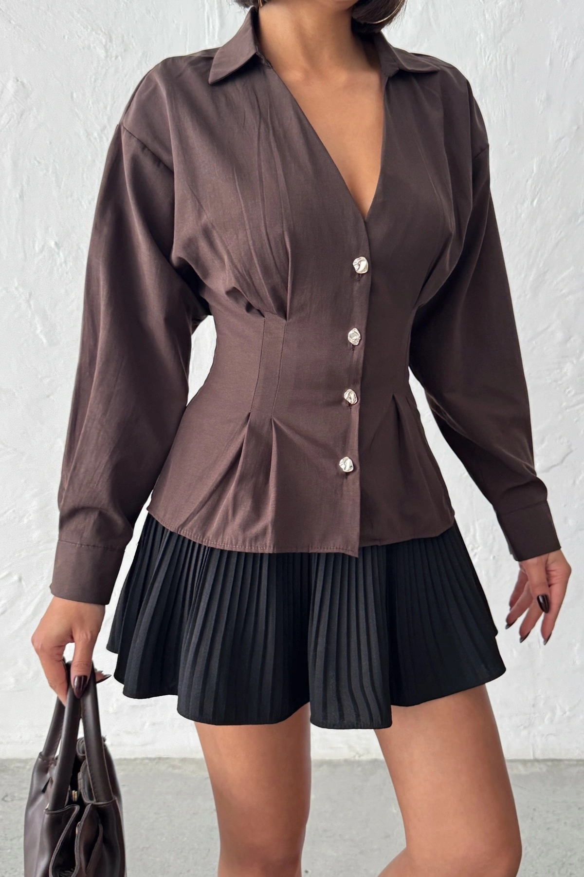 Kadın Acı Kahverengi Belden Oturtmalı Pens Detaylı Beli Pileli Şık Düğmeli V Yaka Gömlek