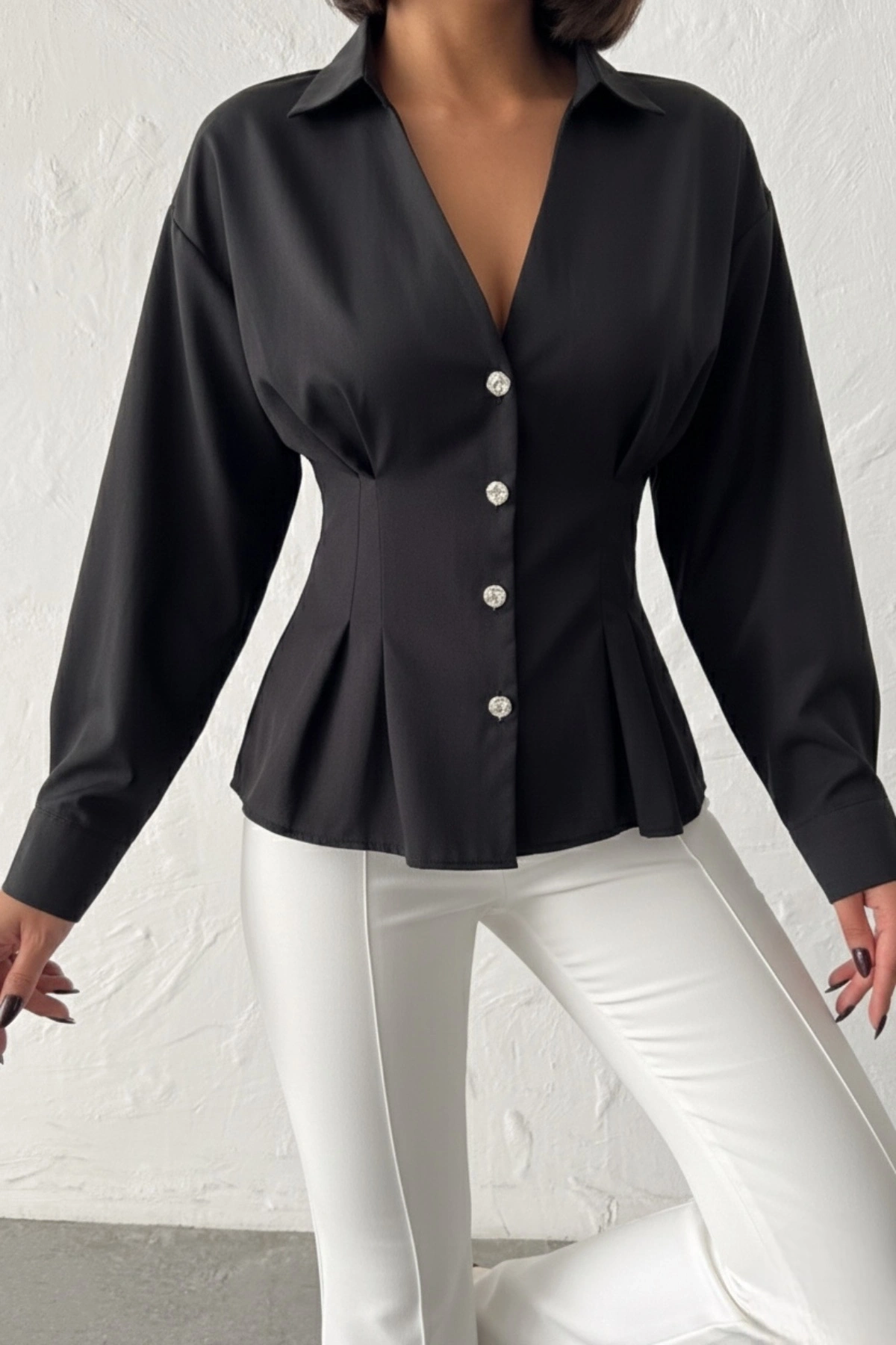 Kadın Siyah Belden Oturtmalı Pens Detaylı Beli Pileli Şık Düğmeli V Yaka Gömlek