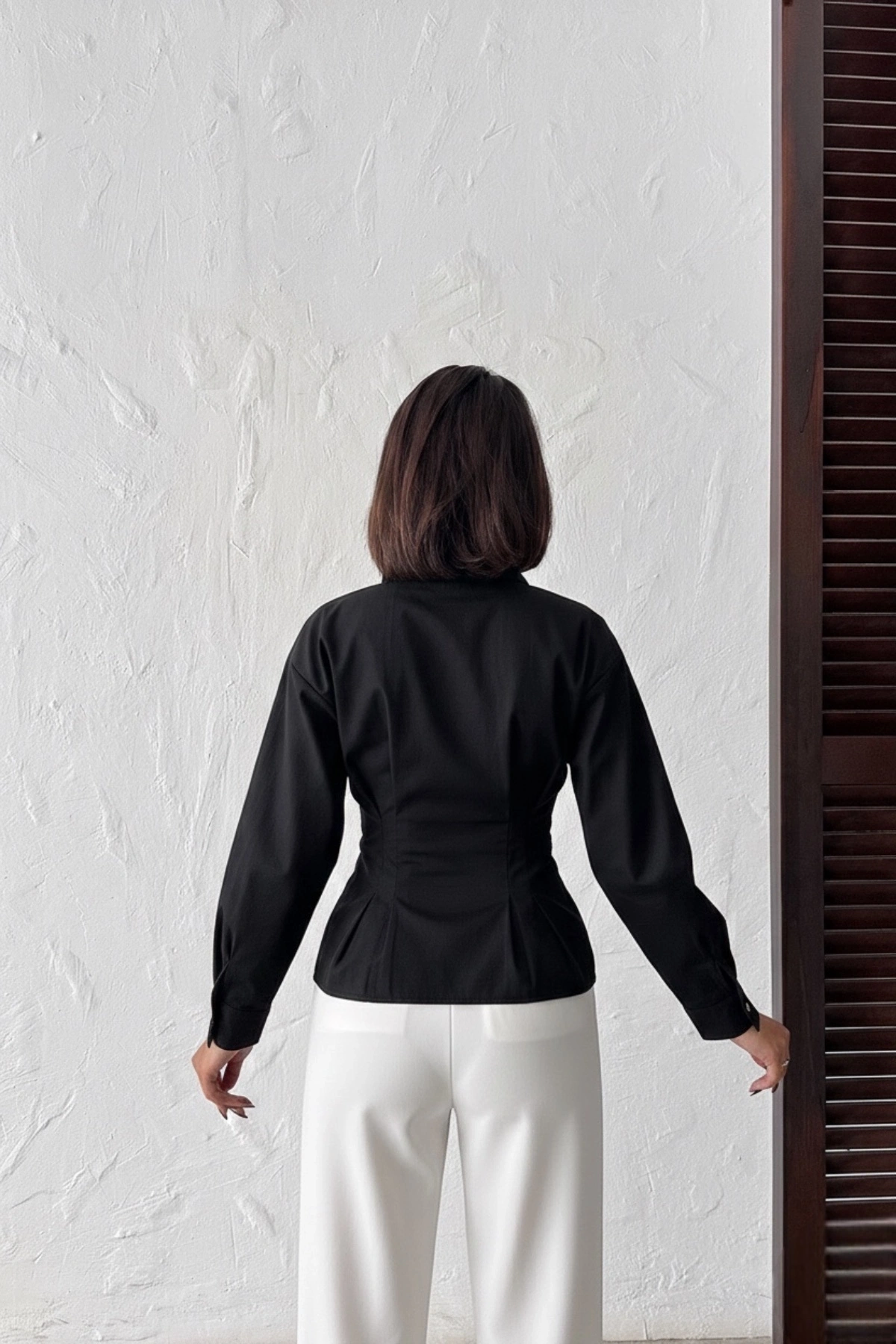 Kadın Siyah Belden Oturtmalı Pens Detaylı Beli Pileli Şık Düğmeli V Yaka Gömlek