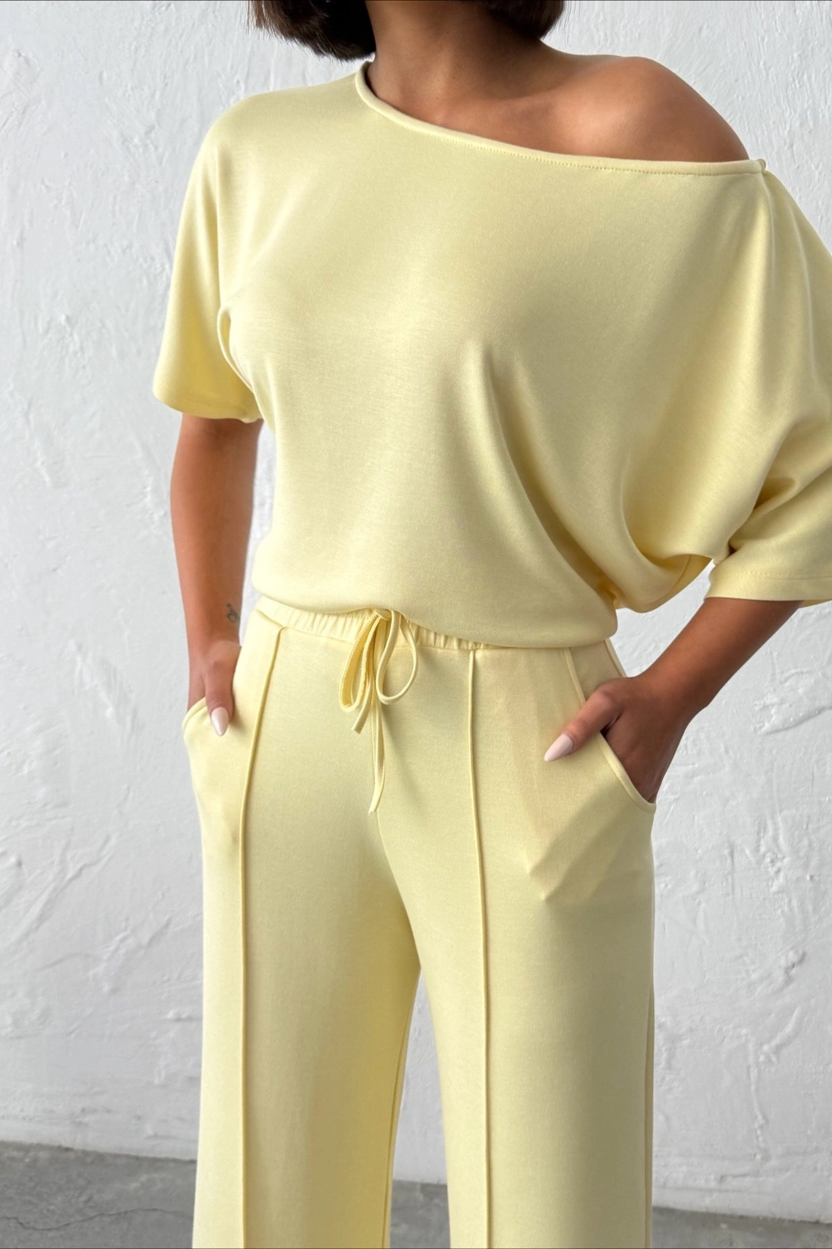 Kadın Yaz Sarısı Yumuşacık Yarasa Kol Bluzlu Beli Bağcıklı Geniş Paça İkili Takım