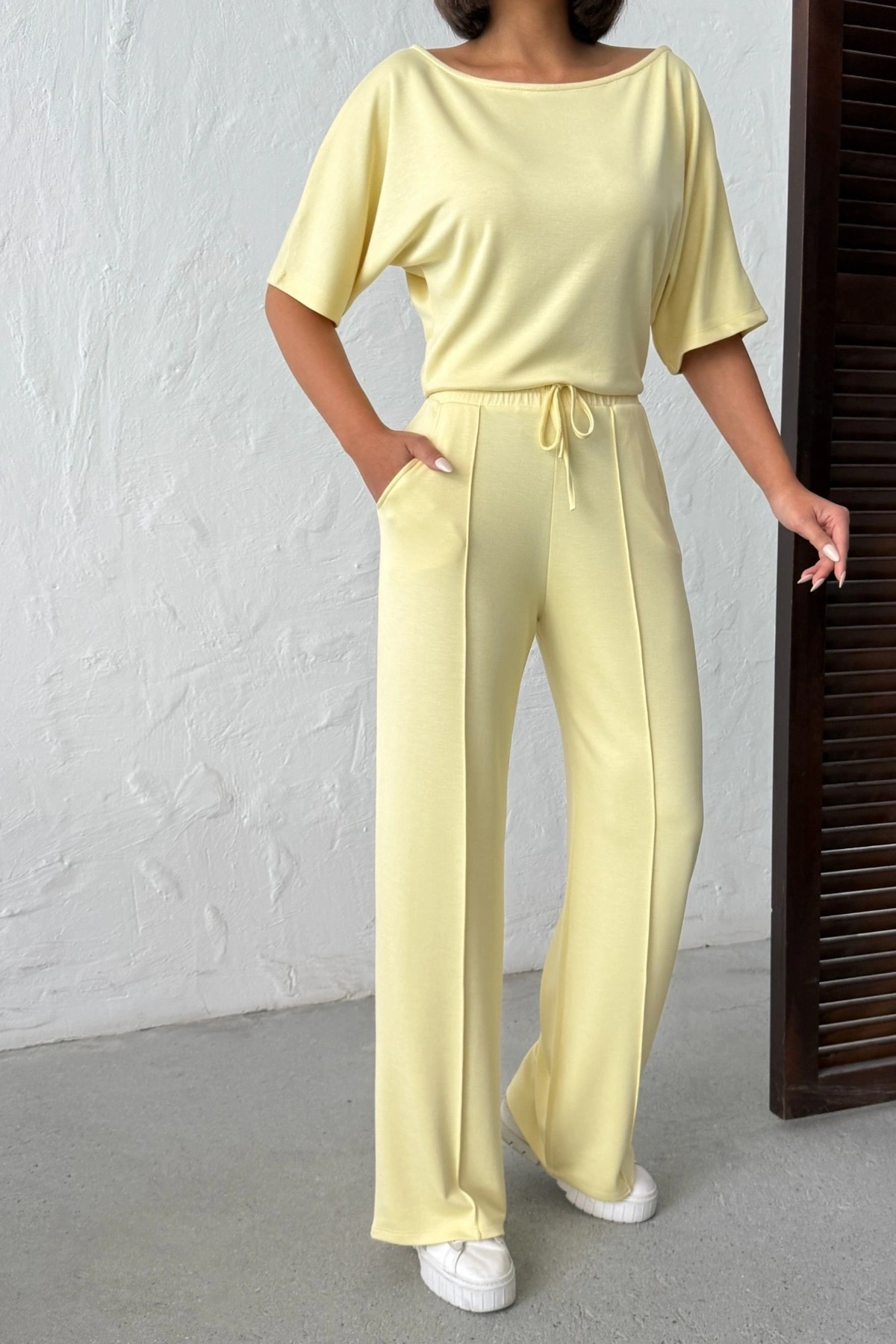 Kadın Yaz Sarısı Yumuşacık Yarasa Kol Bluzlu Beli Bağcıklı Geniş Paça İkili Takım