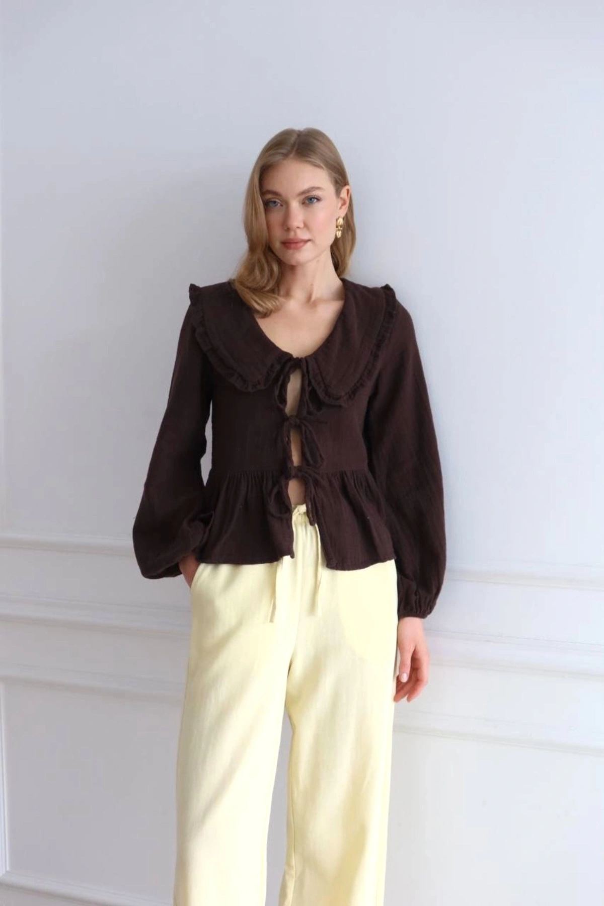 Kadın Kahverengi Bohem Tarz Önden Bağlamalı Bebe Yaka Uzun Kol Müslin Bluz