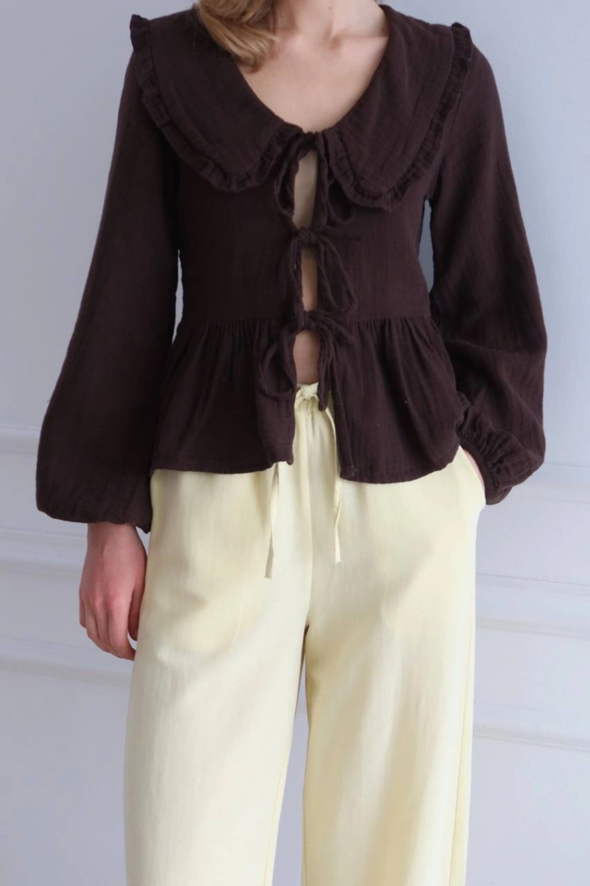 Kadın Kahverengi Bohem Tarz Önden Bağlamalı Bebe Yaka Uzun Kol Müslin Bluz