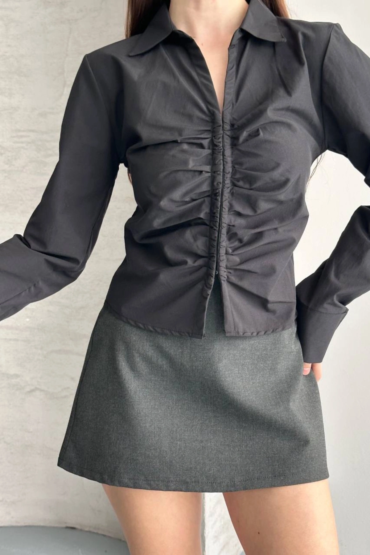 Kadın Siyah Önü Büzgülü Bel Oturtmalı Uzun Kollu Şık Gömlek