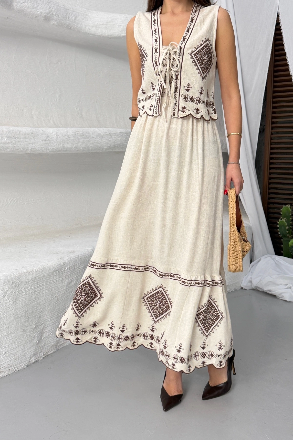 Kadın Bej Keten Bohem Nakışlı Yelekli Askılı Midi Boy Elbise Takım