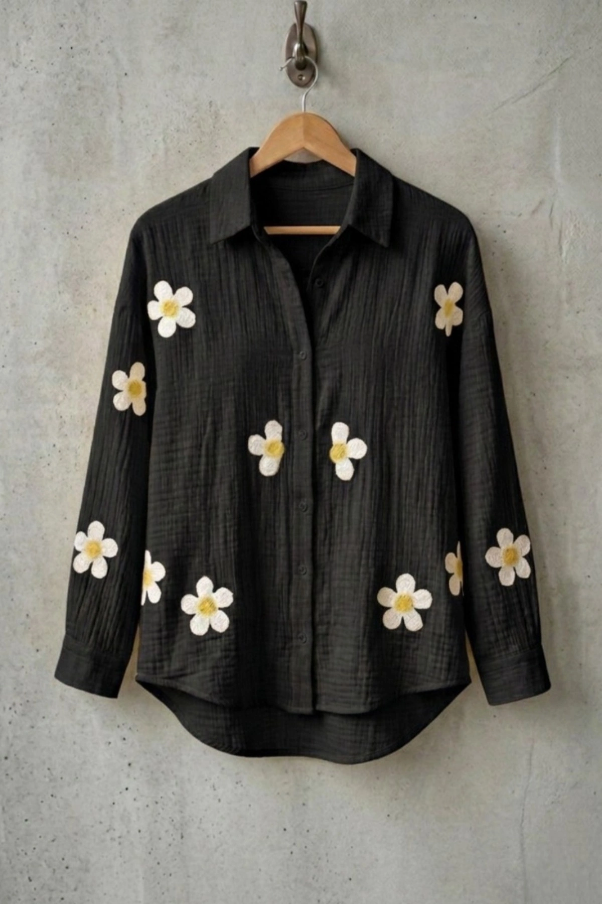 Kadın Siyah Papatya Desenli Müslin Kumaş Uzun Kollu Oversize Gömlek