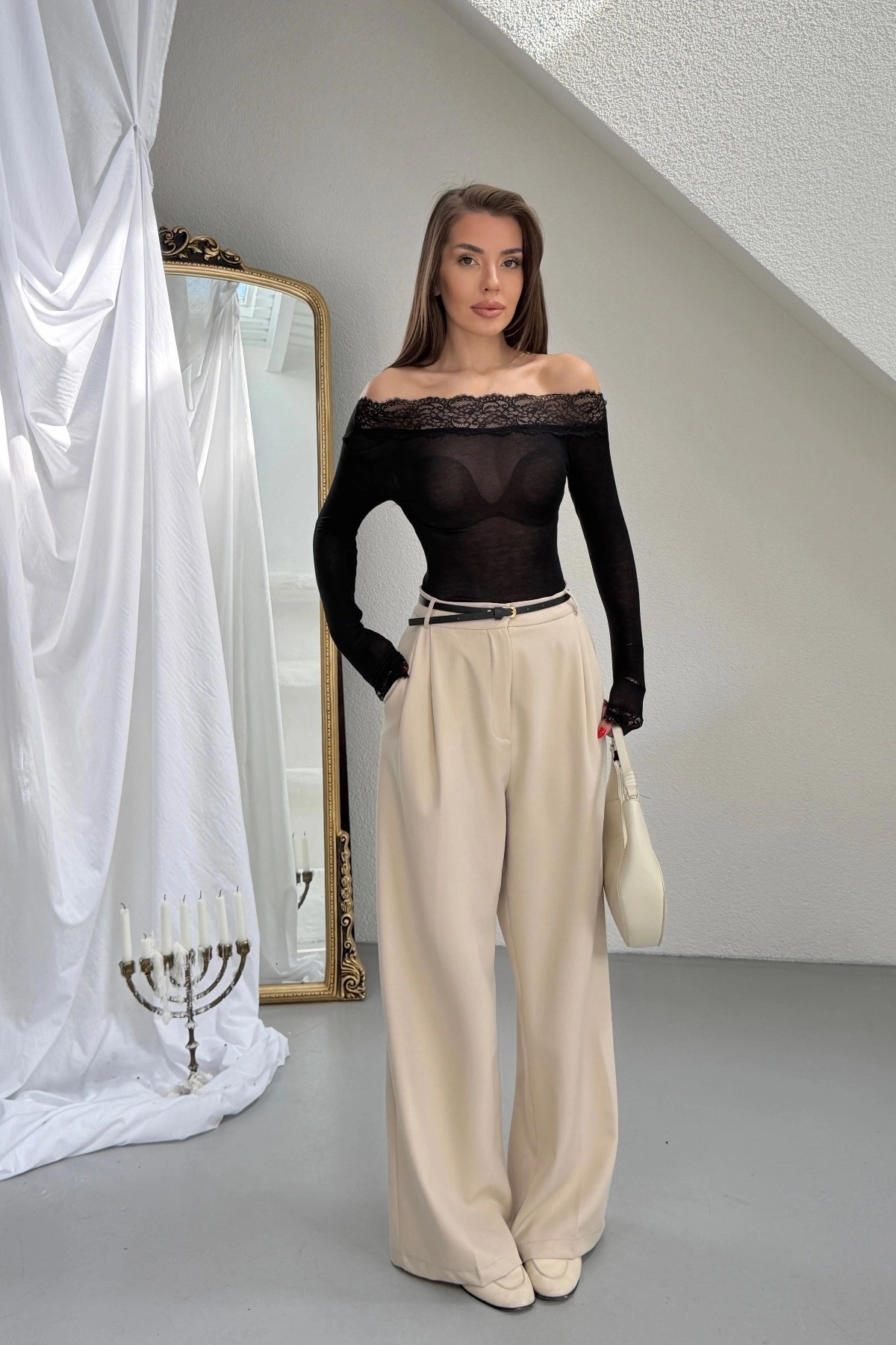 Kadın Siyah Dantel Detaylı Madonna Yaka Uzun Kollu Transparan Tül Bluz