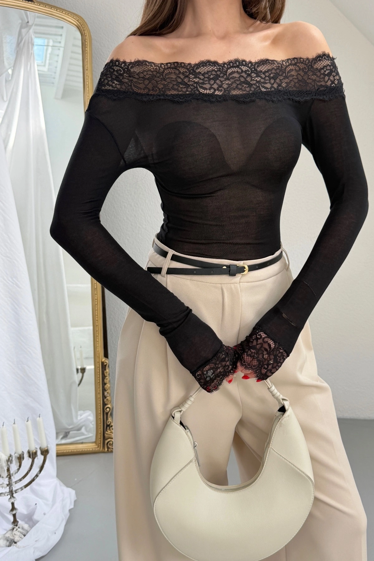 Kadın Siyah Dantel Detaylı Madonna Yaka Uzun Kollu Transparan Tül Bluz