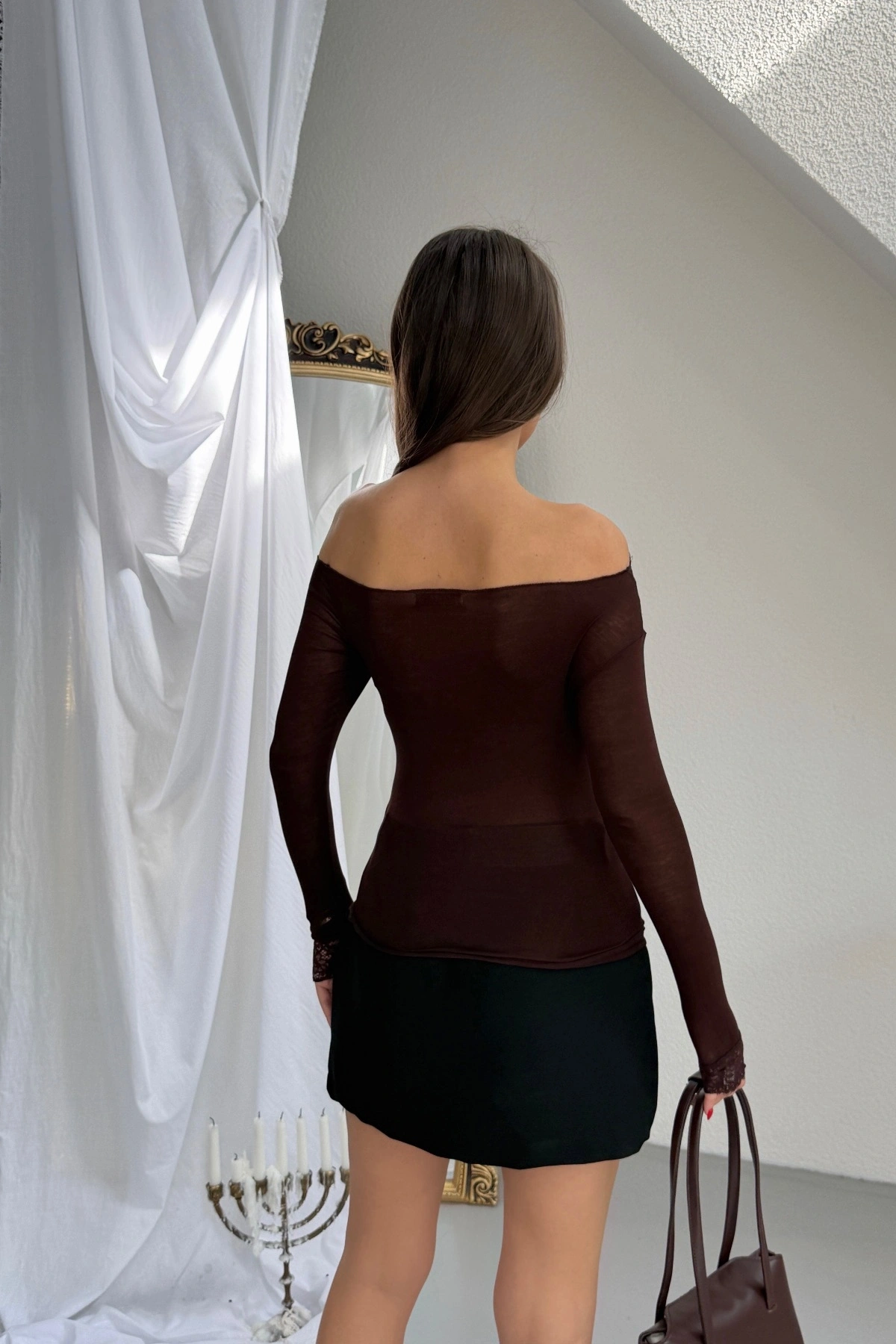 Kadın Kahverengi Dantel Detaylı Madonna Yaka Uzun Kollu Transparan Tül Bluz