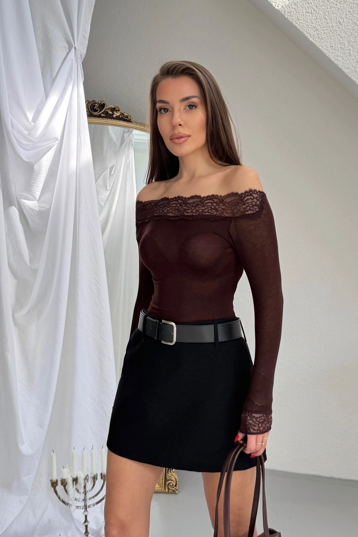 Kadın Kahverengi Dantel Detaylı Madonna Yaka Uzun Kollu Transparan Tül Bluz