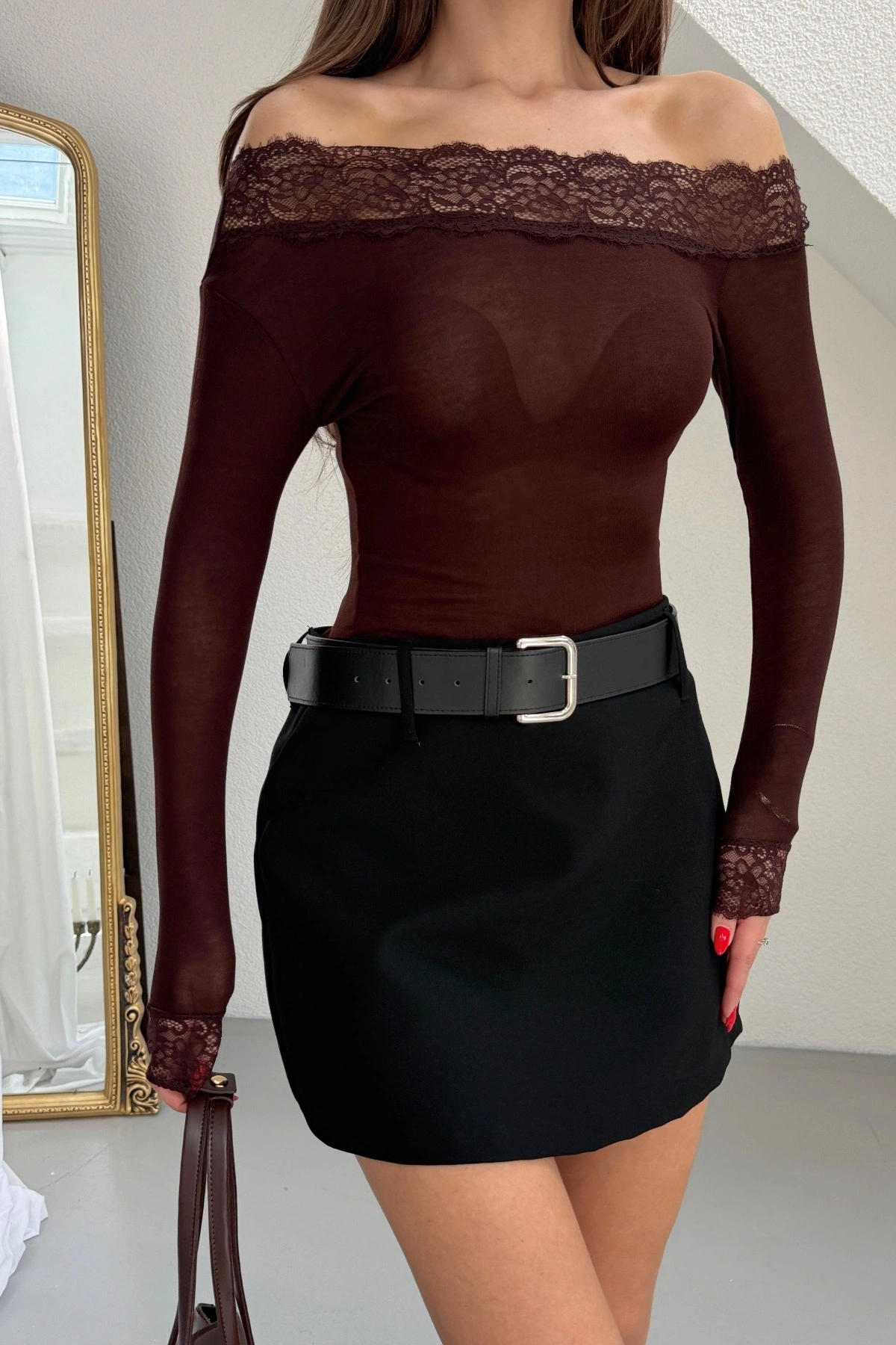 Kadın Kahverengi Dantel Detaylı Madonna Yaka Uzun Kollu Transparan Tül Bluz