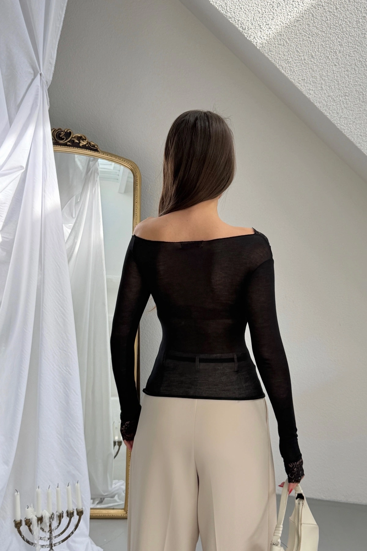 Kadın Siyah Dantel Detaylı Madonna Yaka Uzun Kollu Transparan Tül Bluz