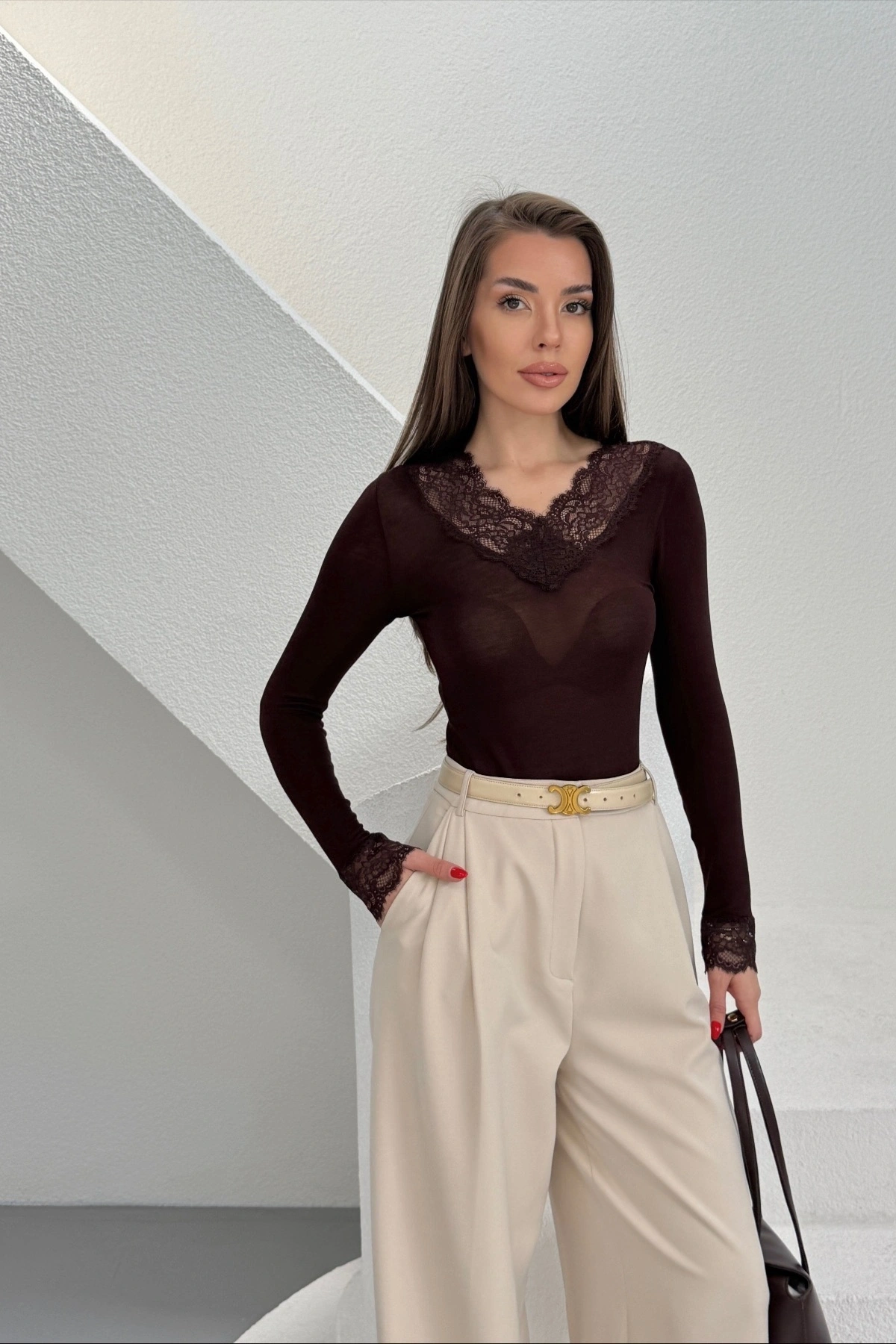 Kadın Kahverengi V Yaka Dantel Detaylı Madonna Yaka Uzun Kollu Transparan Tül Bluz