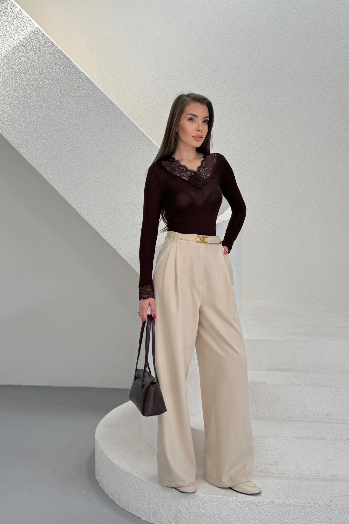 Kadın Kahverengi V Yaka Dantel Detaylı Madonna Yaka Uzun Kollu Transparan Tül Bluz