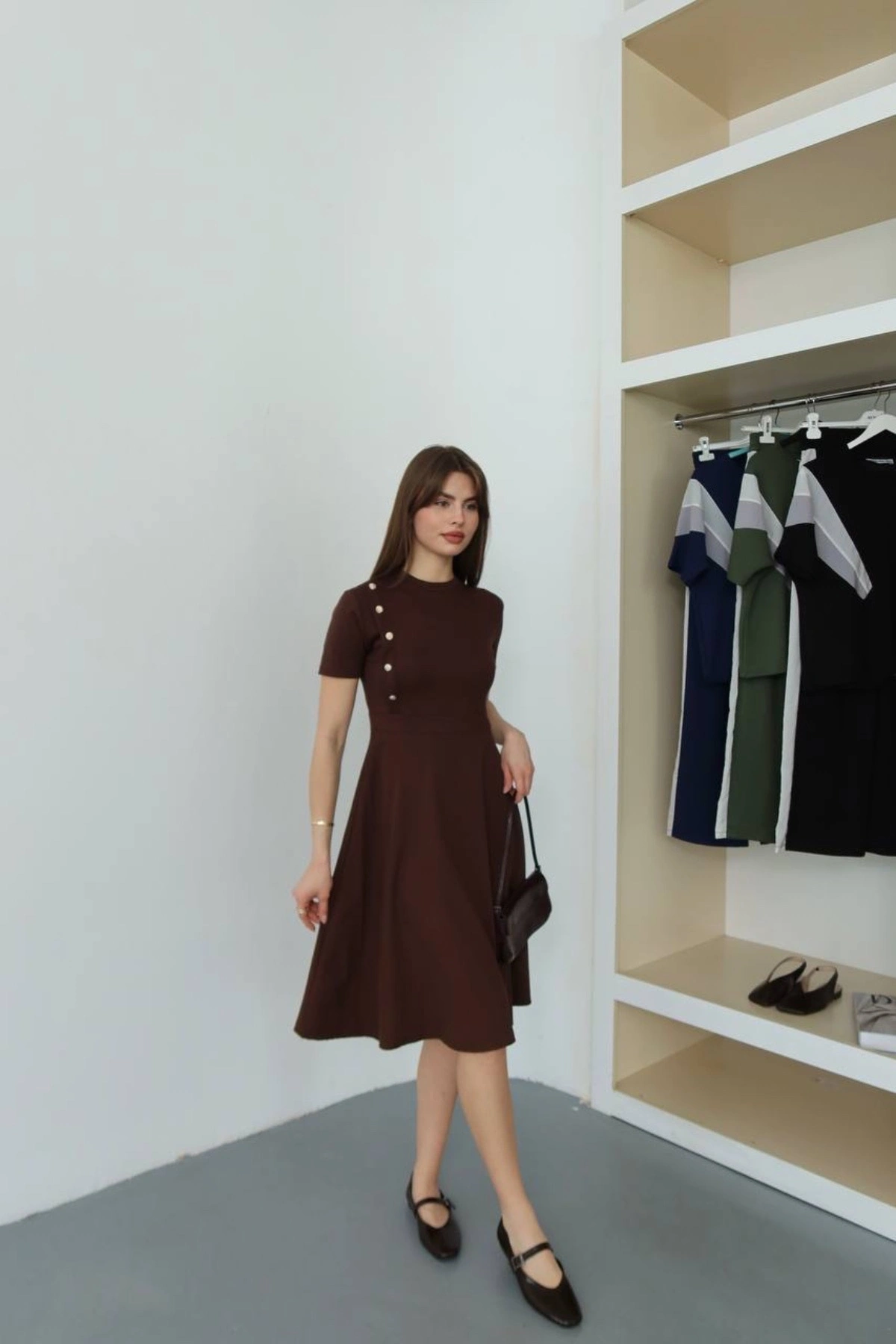 Kadın Kahverengi Yan Düğme Detaylı Bisiklet Yaka Kısa Kollu Midi Boy Zarif Çan Etekli Elbise