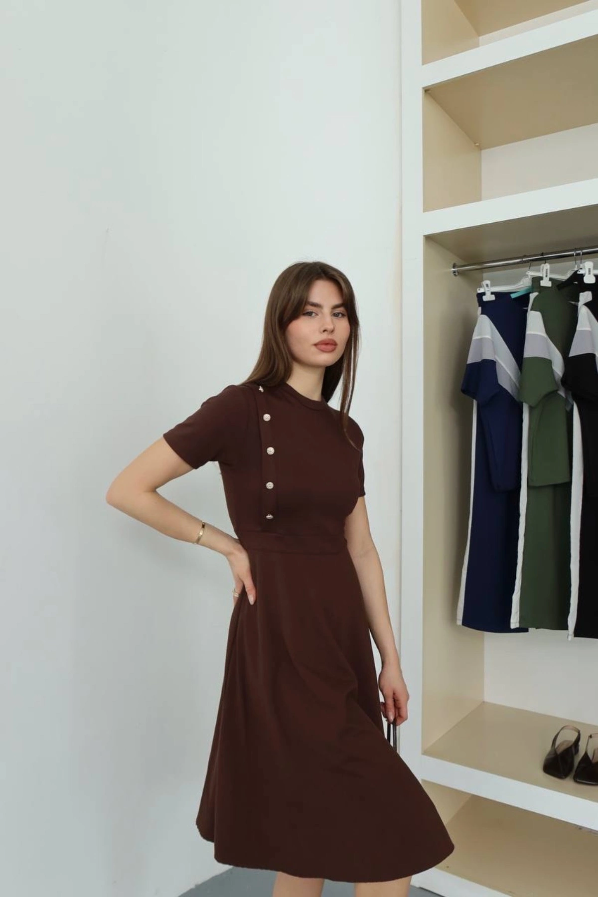 Kadın Kahverengi Yan Düğme Detaylı Bisiklet Yaka Kısa Kollu Midi Boy Zarif Çan Etekli Elbise