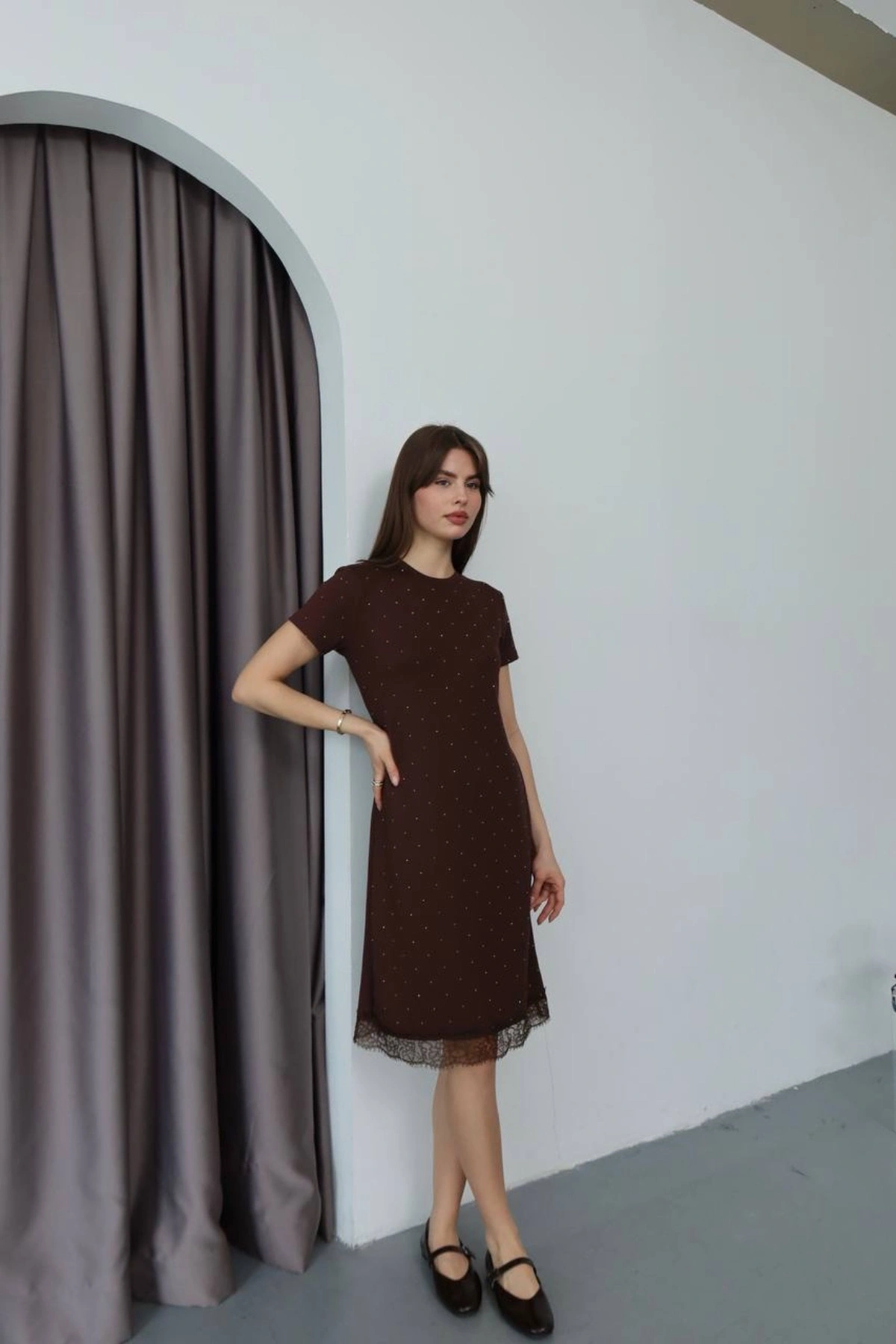 Kadın Kahverengi Taş Ve Dantel Detaylı Kısa Kol Bisiklet Yaka Midi Boy Elbise