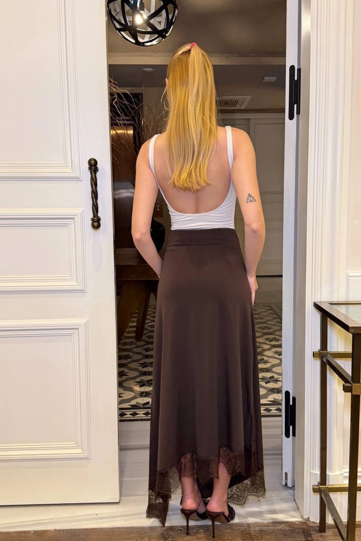 Kadın Kahverengi Dantel Detaylı Yırtmaçlı Yüksek Bel Uzun Etek