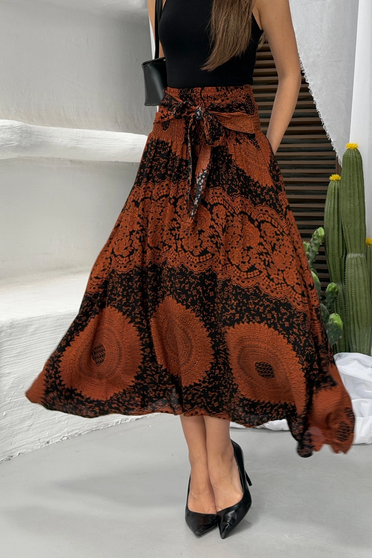 Kadın Kahverengi Yüksek Bel Bağlama Detaylı Şık Etnik Desenli Asimetrik Kesim Midi Etek